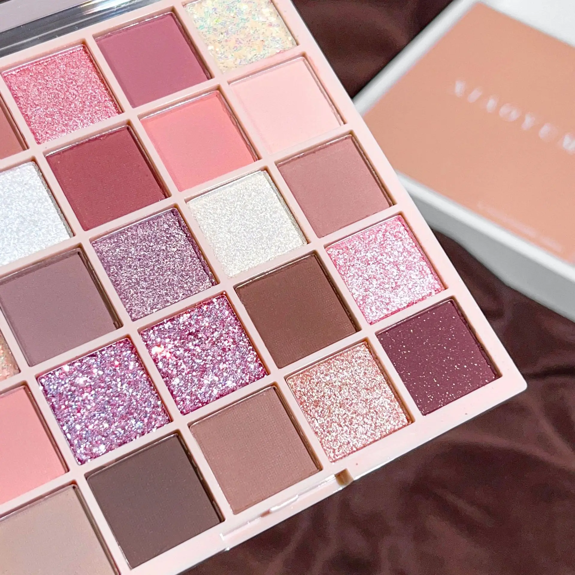 wholesale cosmetic 26 color clear case eye shadow black white and red pallet eyeshadow large eyeshadow makeup pallette