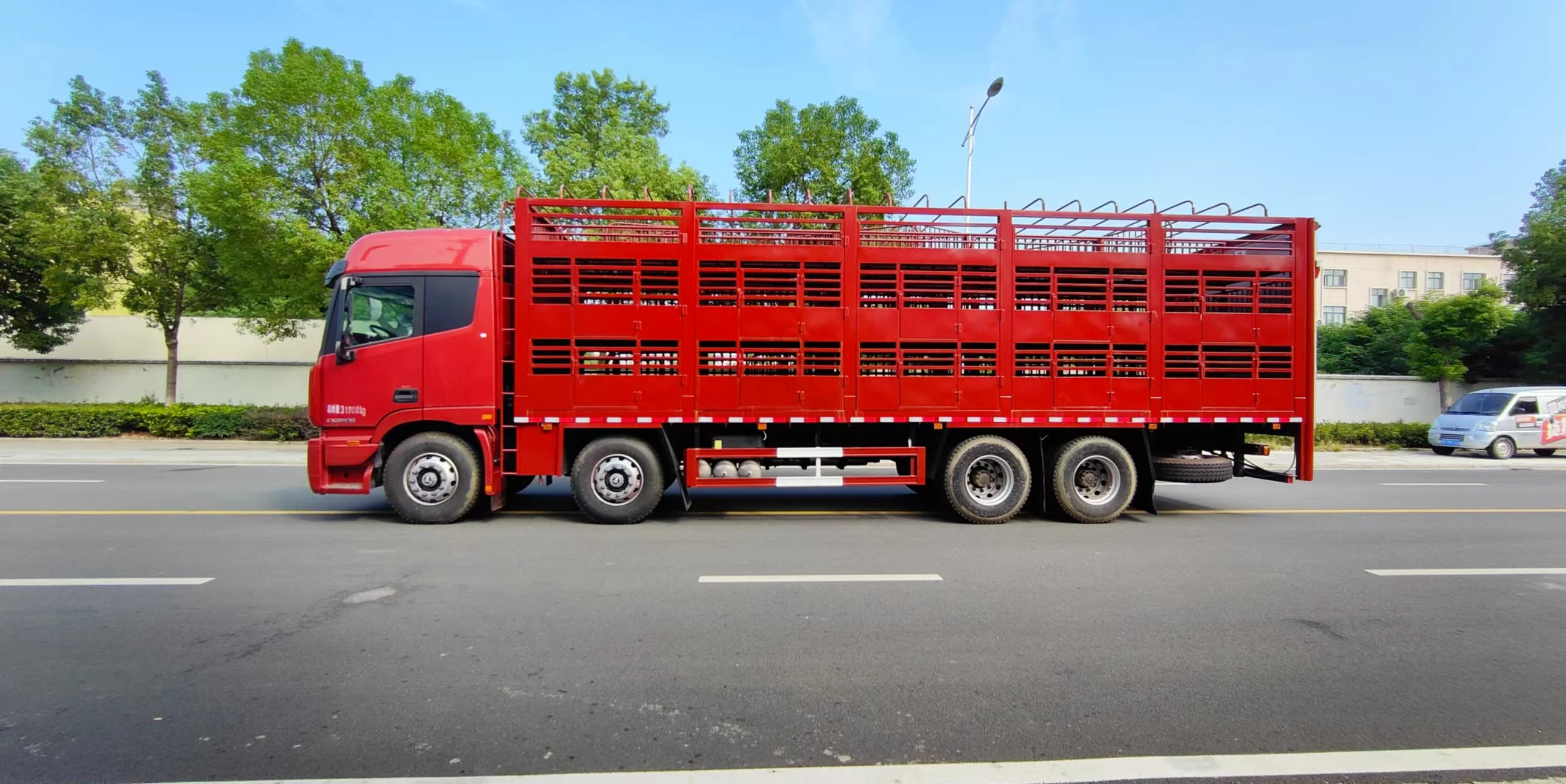 High Quality Heavy Duty 8x4 Three-Layer 30 Tons Truck For Transporting Large Pigs And Piglets Of Various Animals Truck