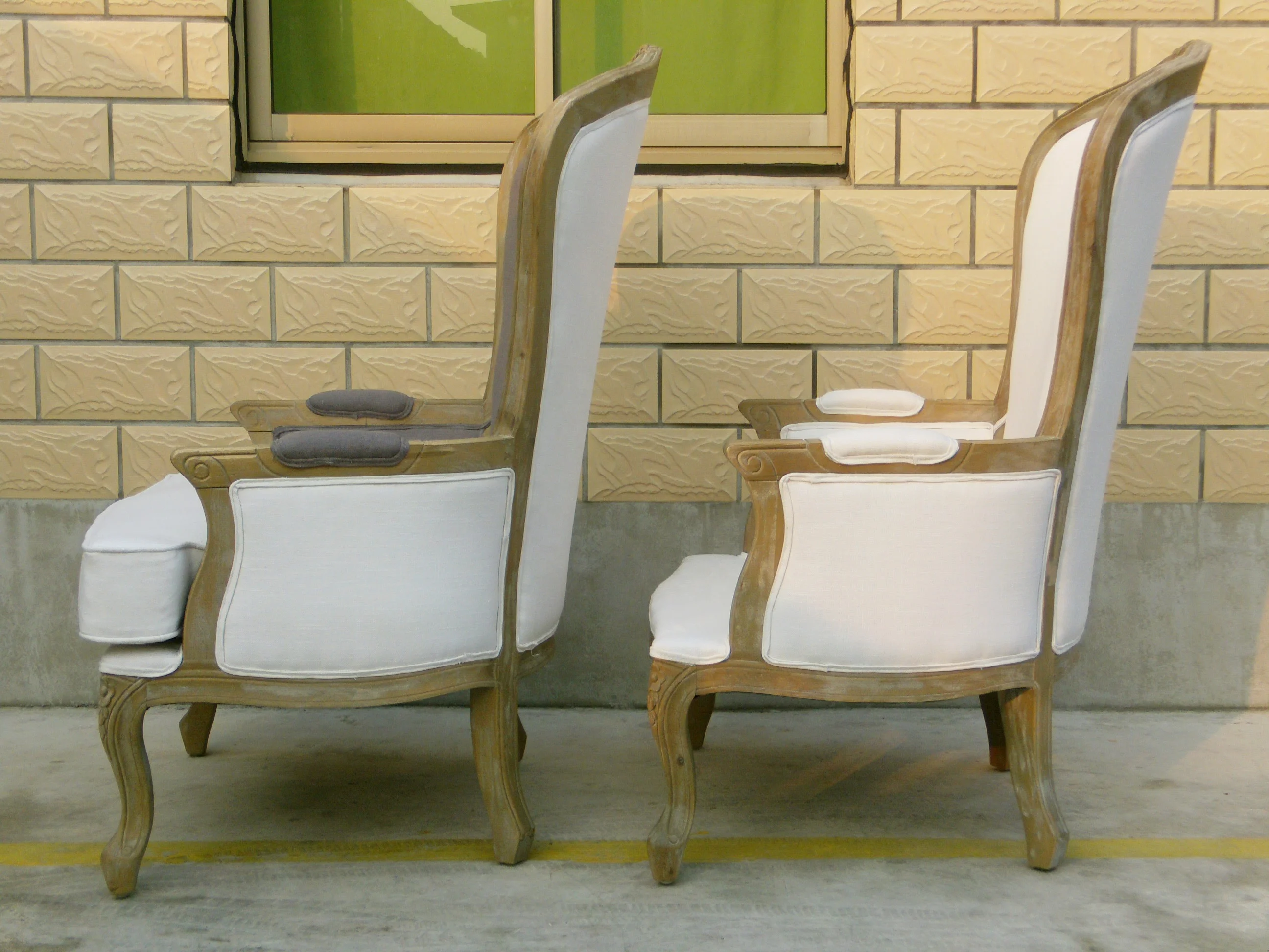 Hot Sale Wedding Living Room Furniture Upholstered Solid Wood Oak Fabric Leg Gardening Armchair Wedding Sofa for Bride and Groom