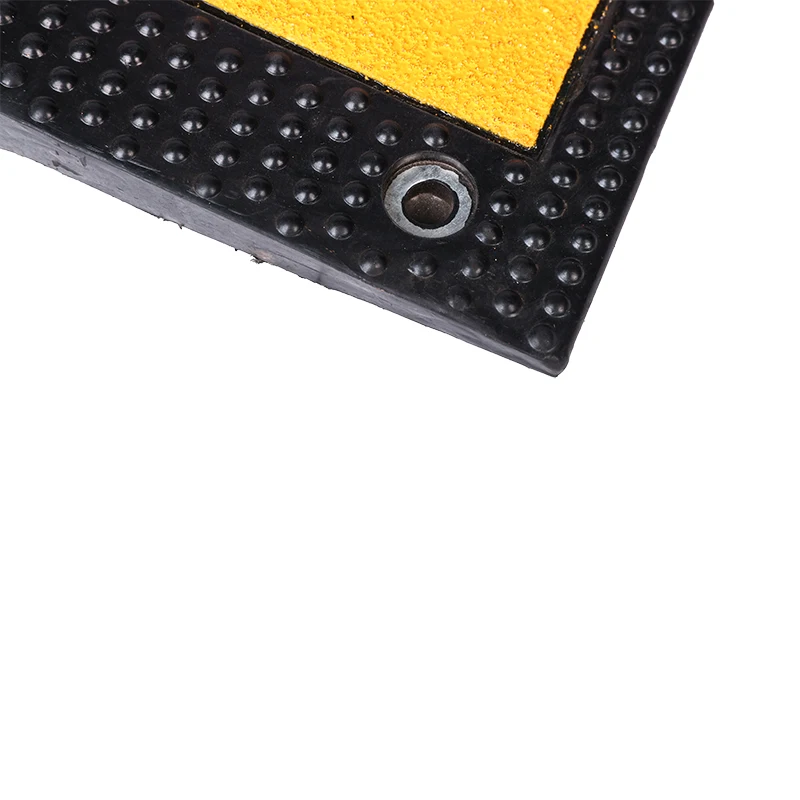 Traffic Recycled Rubber Car Tire Stopper Ramps Curb Speed Bump for Driveways