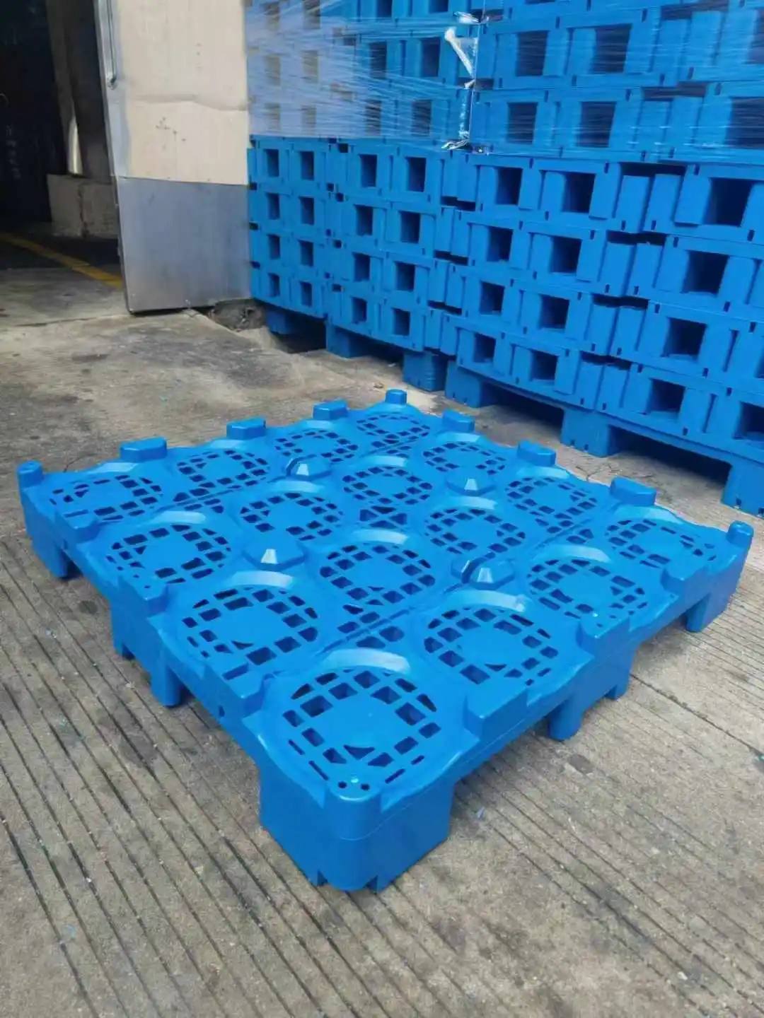 20 Bottles 5 Gallon Water Bottles HDPE Plastic Pallets