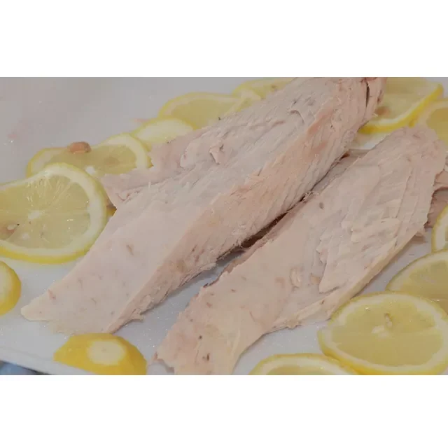 100-200 г замороженной цельной рыбы из тунца