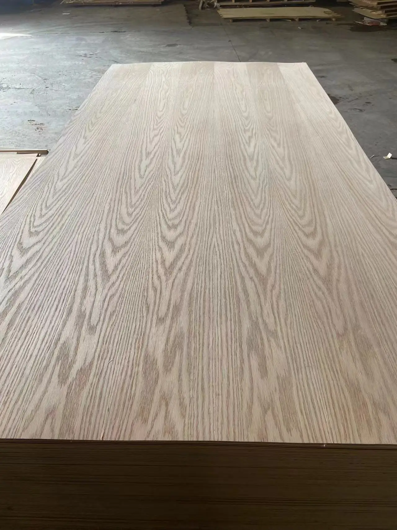 Plywood with oak veneer prefinished red oak