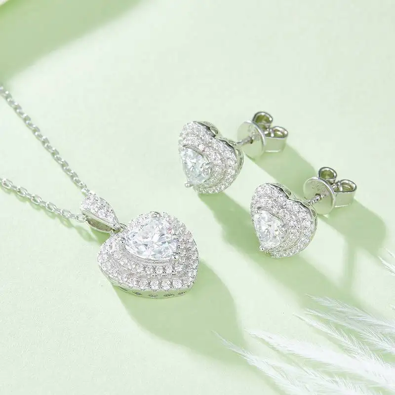 Korean Fashion High Quality Love Heart Shape White Gold Plated 925 Sterling Silver Moissanite 0.5Carat Stud Earrings for Wedding