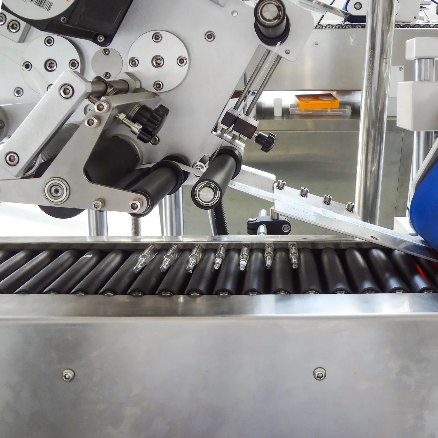 YM215 Automatic horizontal labeling machine for tube small bottle vial label applicator