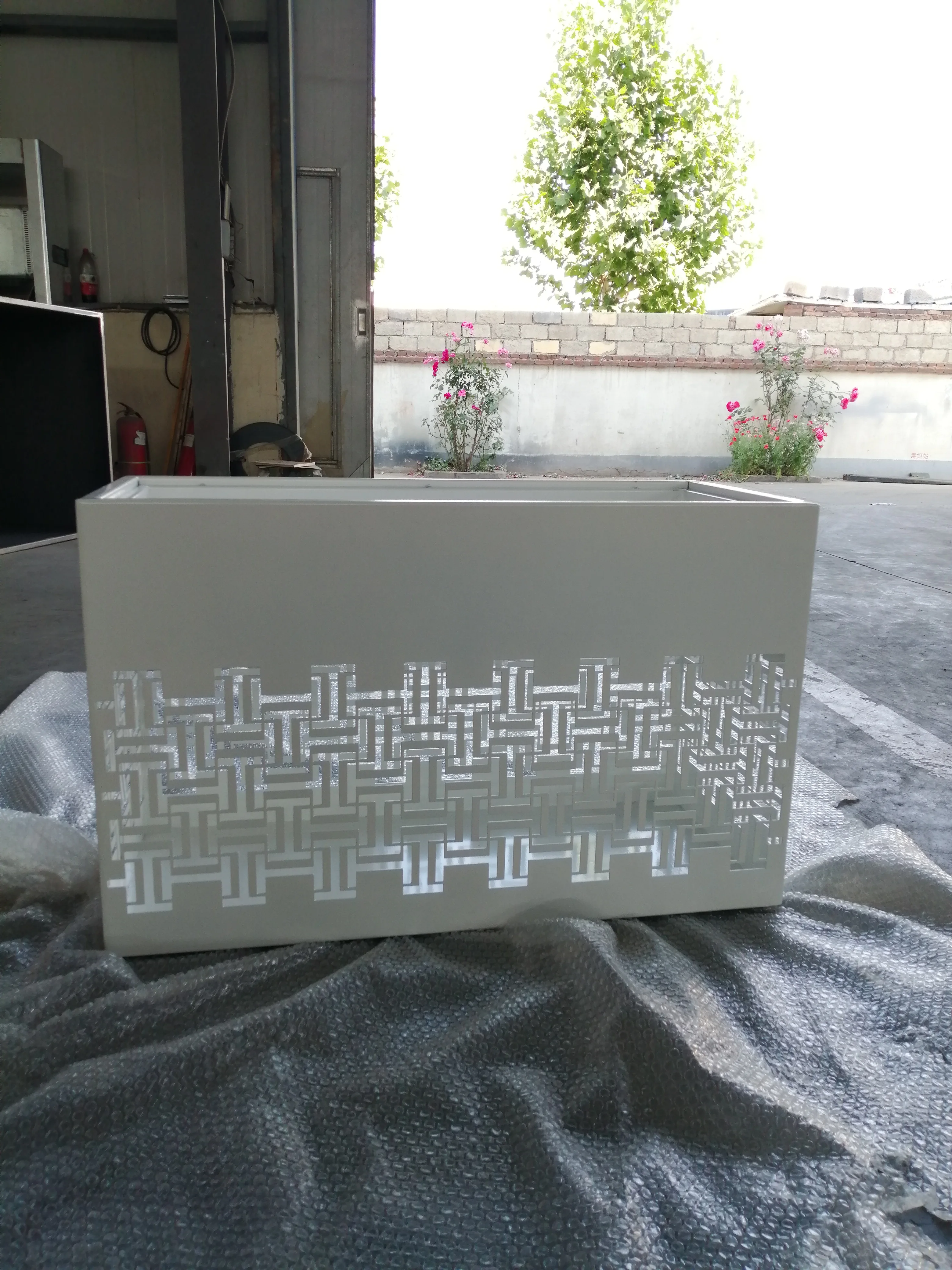 Wholesales affordable metal flower pots high quality planters garden pots bloempot