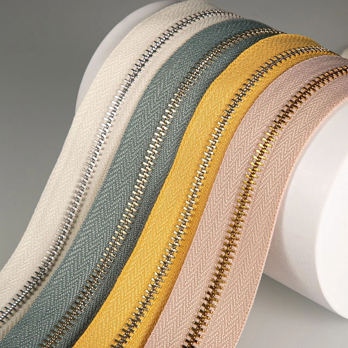 High quality #3 5# golden y teeth long chain metal zipper roll by the yard for luggage