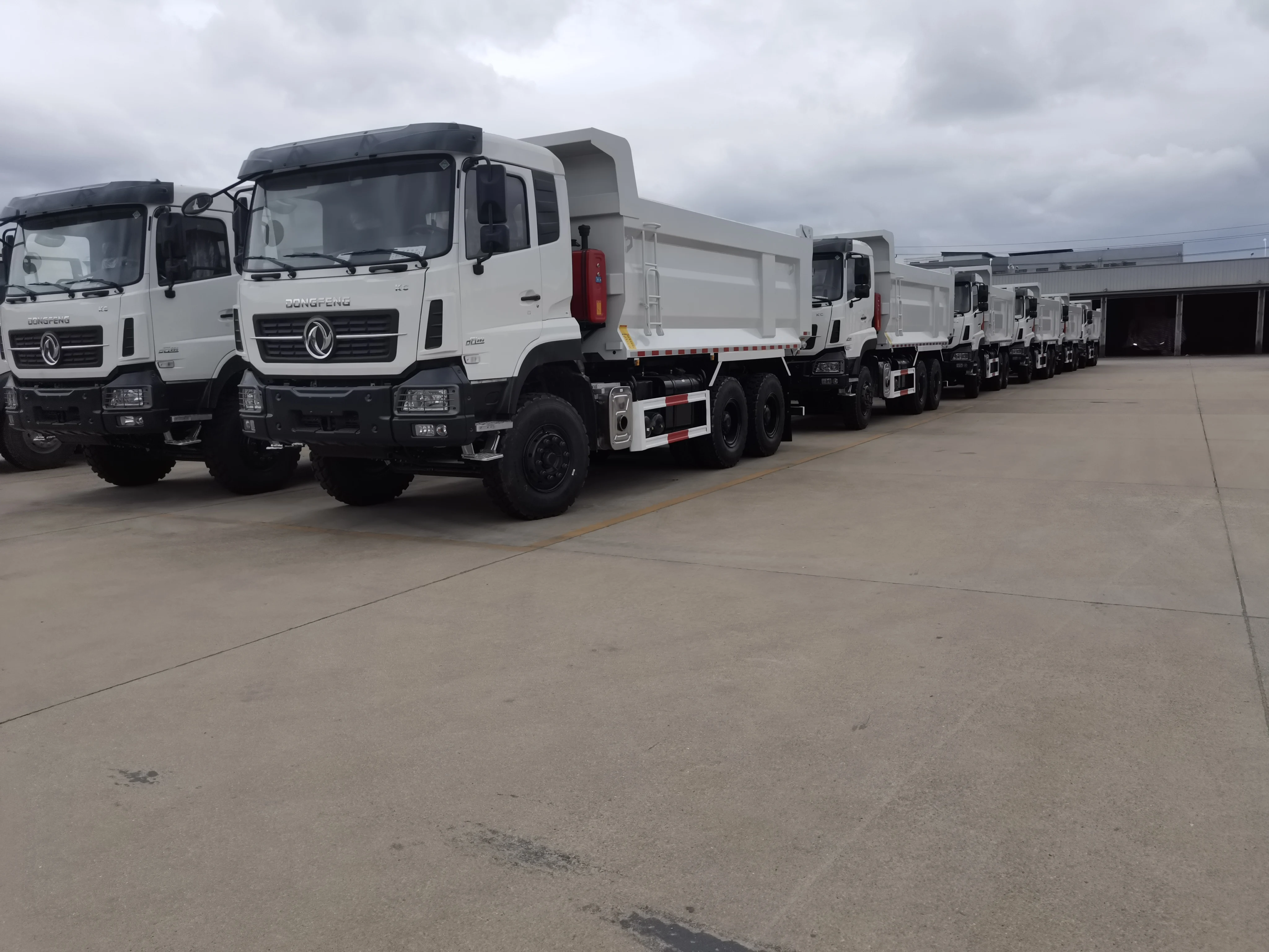 Customized Shacman 6x4 Heavy Duty Road Recovery Wrecker Tow Truck Multipurpose Platform Truck Carrier