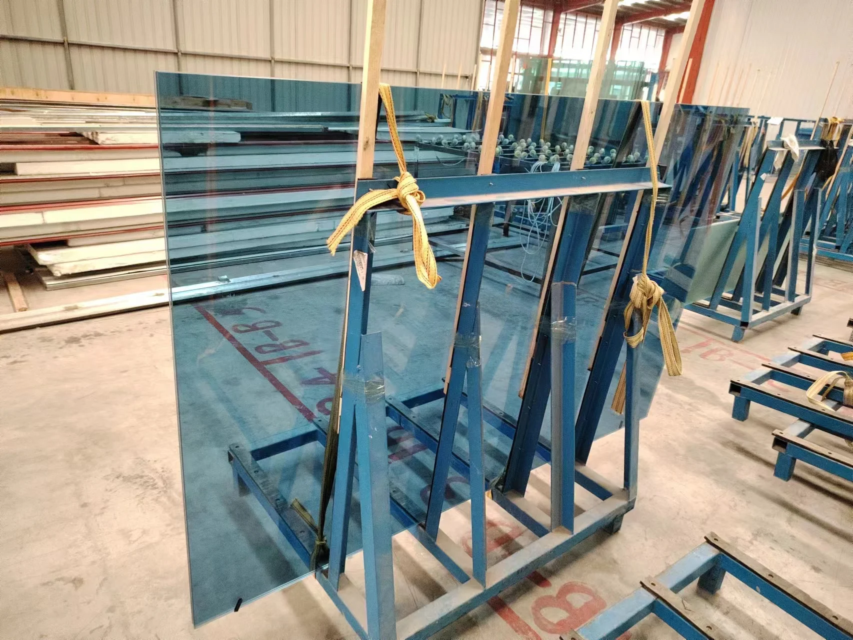 China Factory sales high-quality Fine Polished Edge  Blue/Black Tinted Reflective Tempered Building Glass.