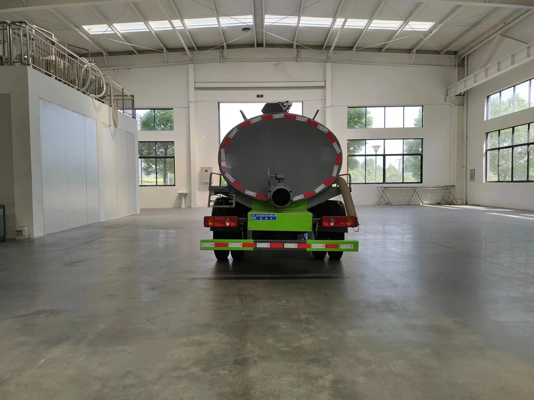 New Dongfeng 5-6 Tons Diesel Manual Sepptic Tank Pump Truck Manure Transport and Feces Pumping Truck Selling Truck