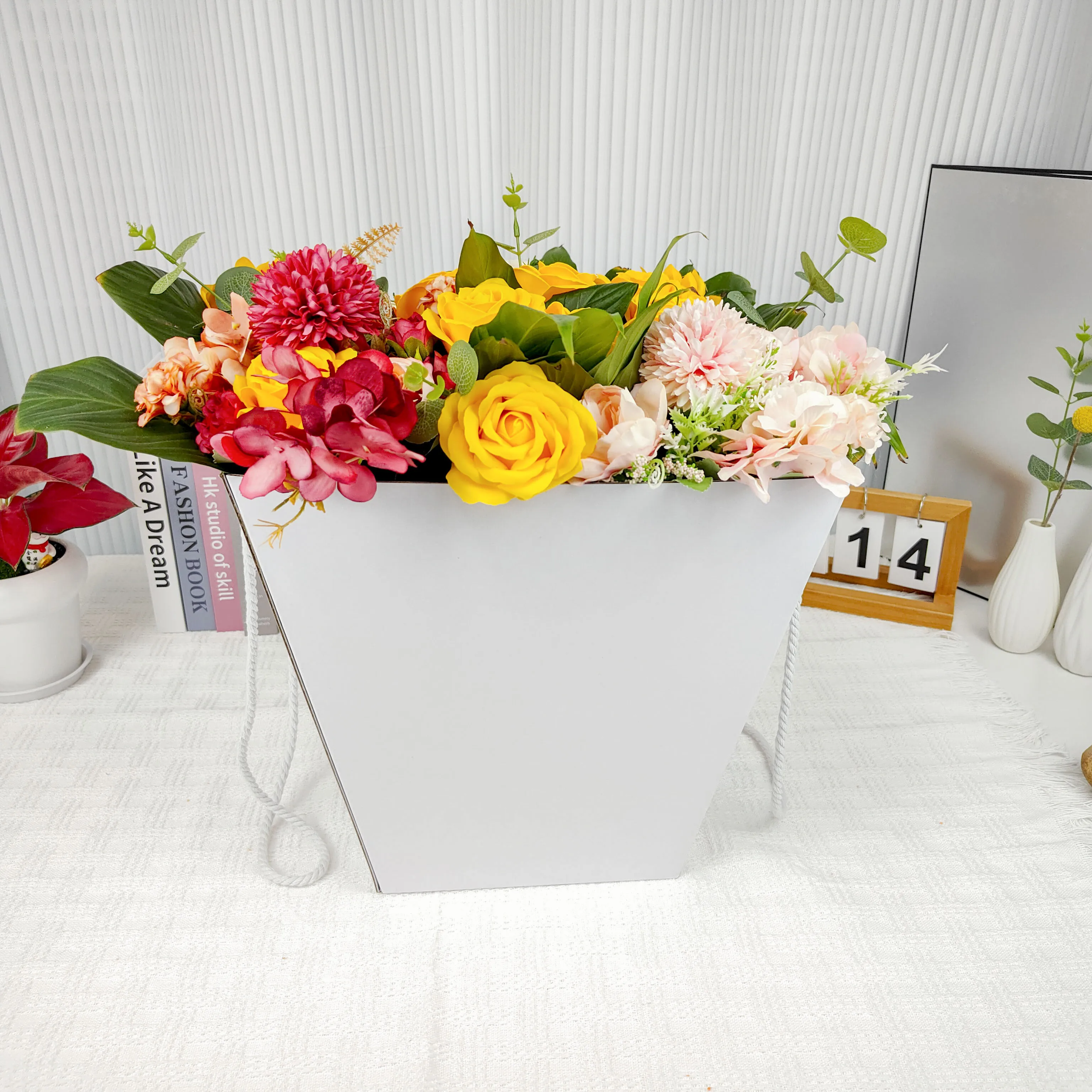 Customized Superior Quality Floral Decorative Carrying Flower Bag With Handle For Bouquets