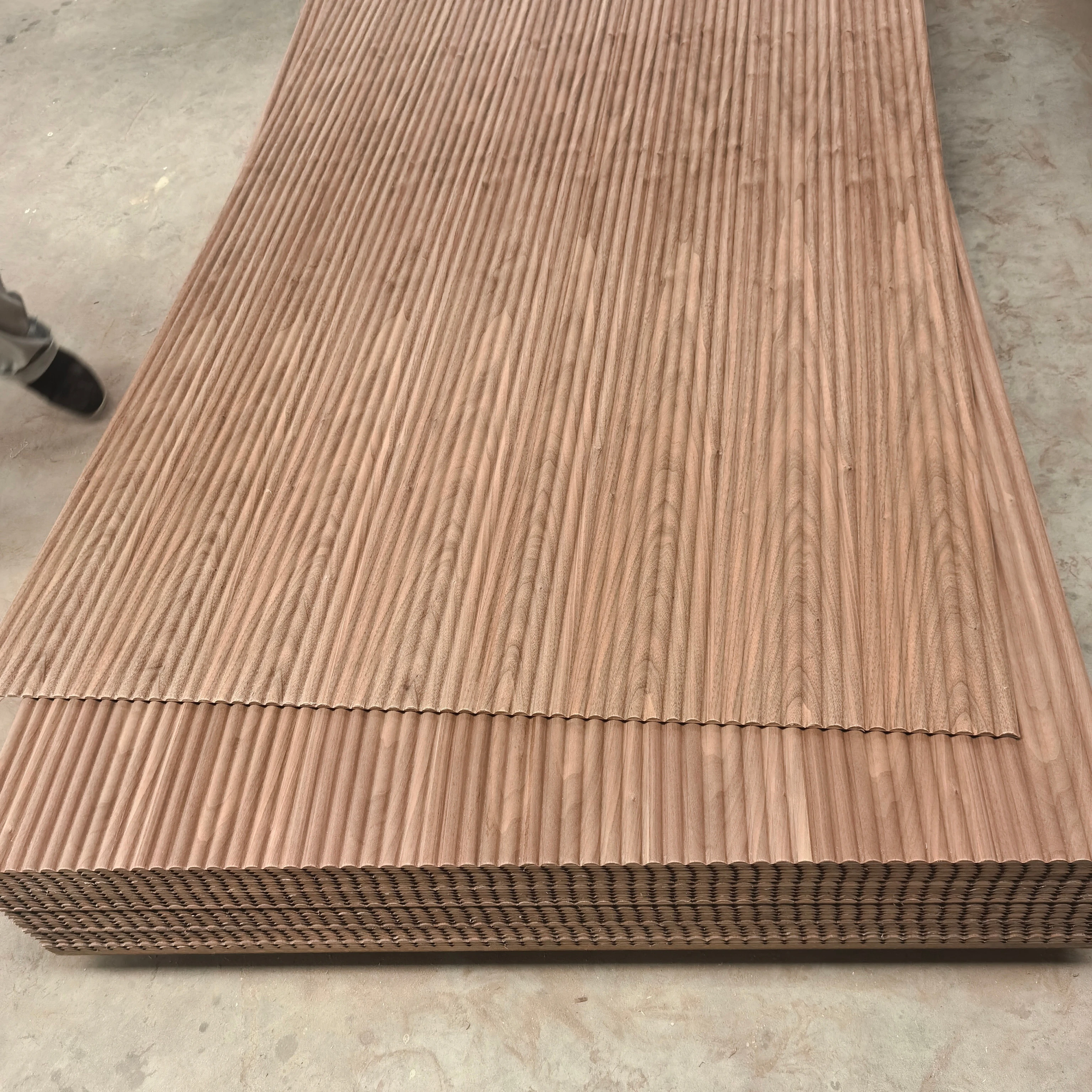 Walnut Veneer Finish Wood Wall Panels Ceiling Decoration Moisture-Proof Elegant Look Wood Paneling