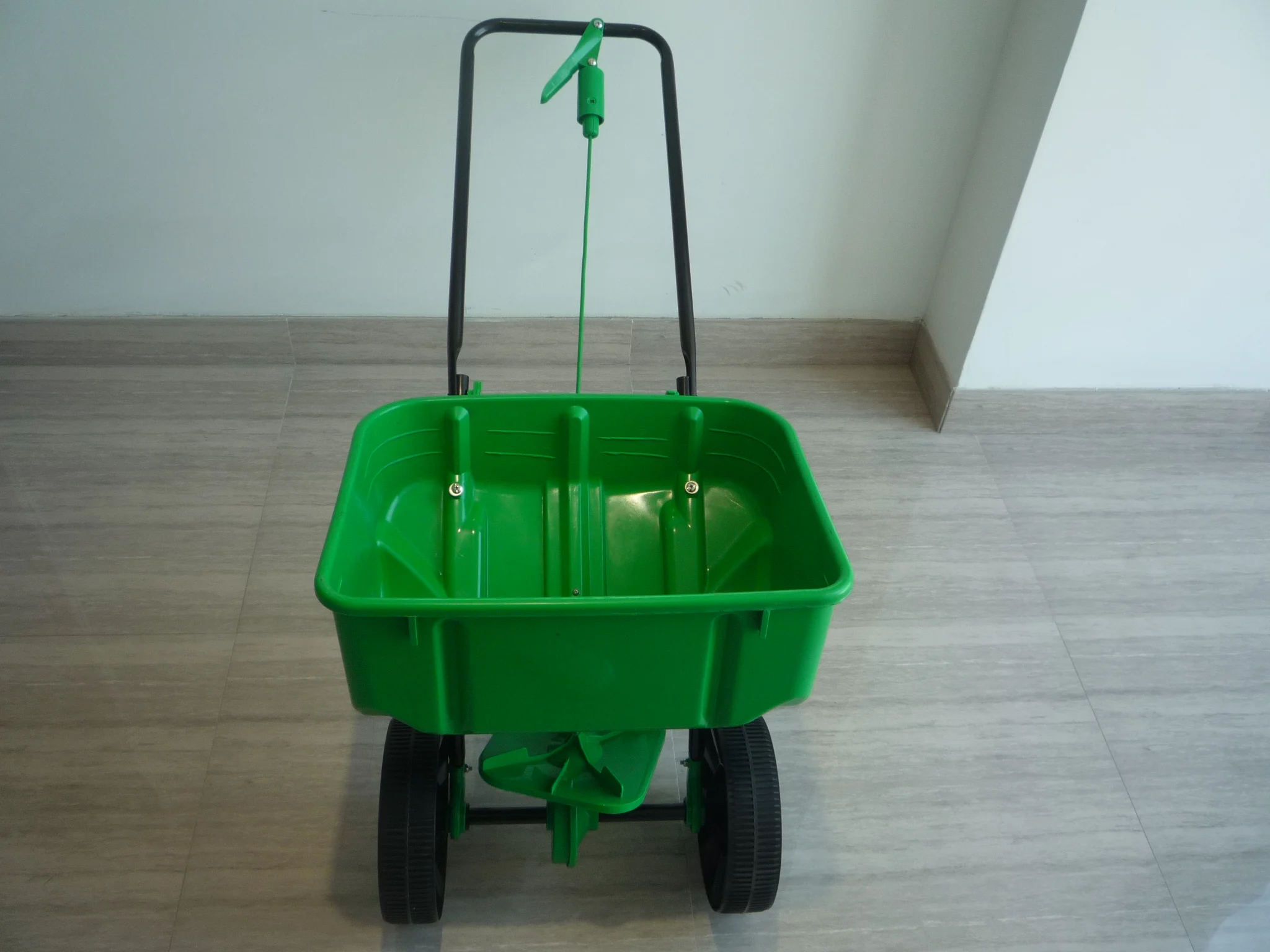 garden plastic broadcast lawn fertilizer drop feed spreader for sale garden grass seed fertilizer spreader