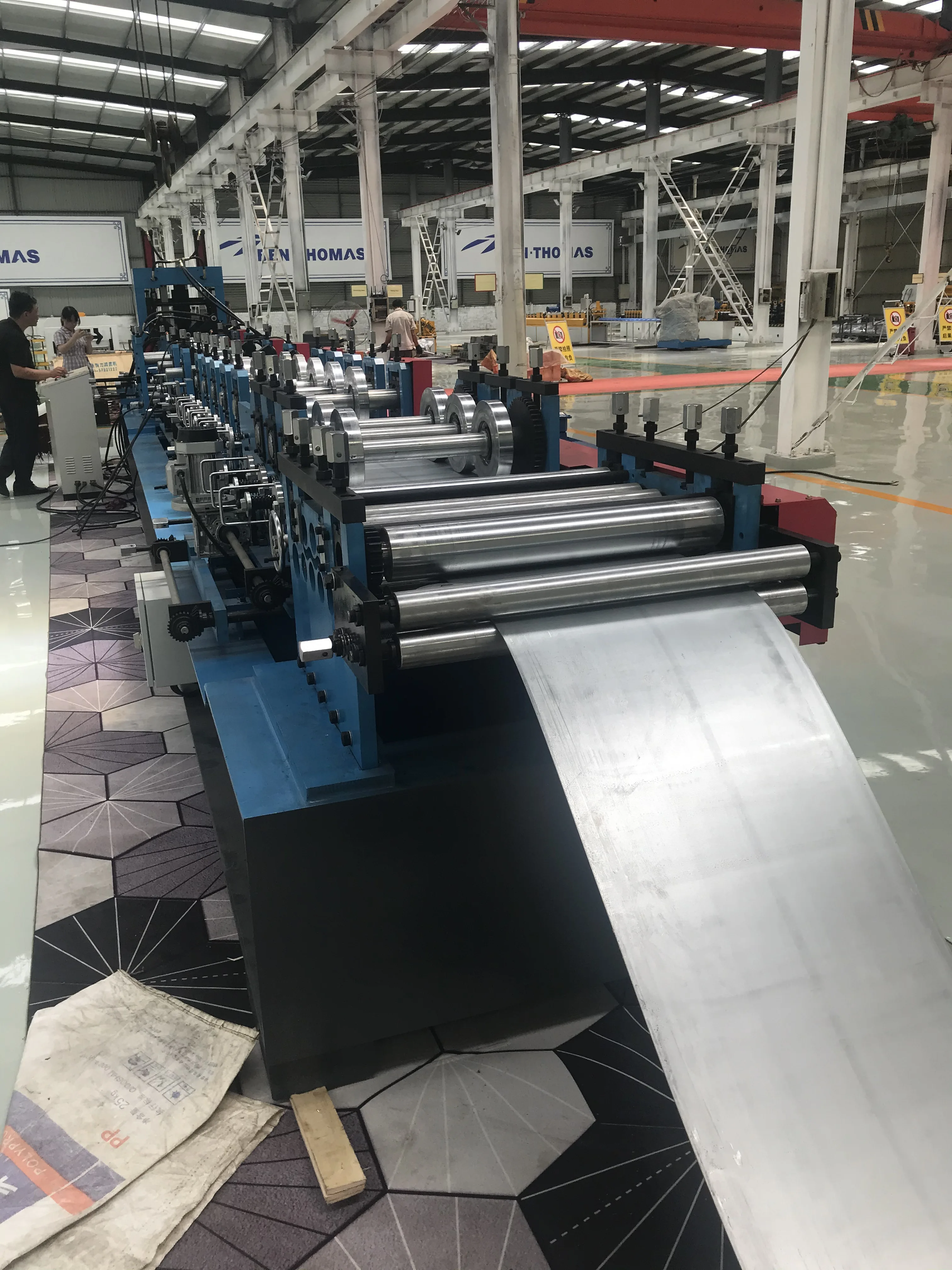 Hot selling High-precision stepless shearing automatic type change CZ purlin roll forming machine