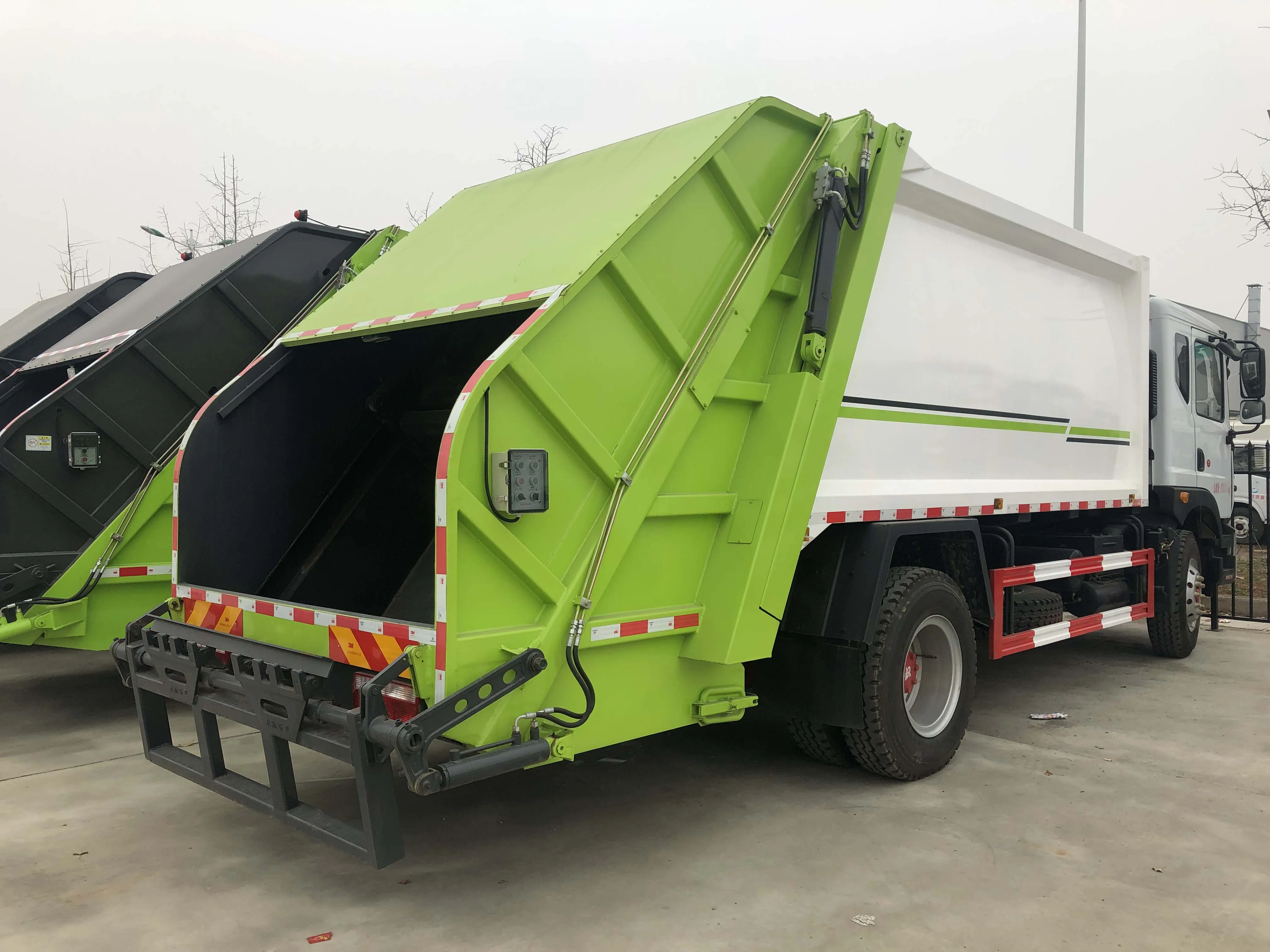 
Dongfeng China Compress Garbage Truck Refuse Compactor 