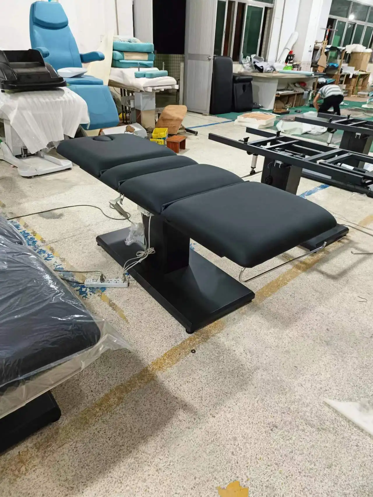 Modern black PU beauty spa salon furniture  roller treatment table massage facial bed massage 3 chair motor