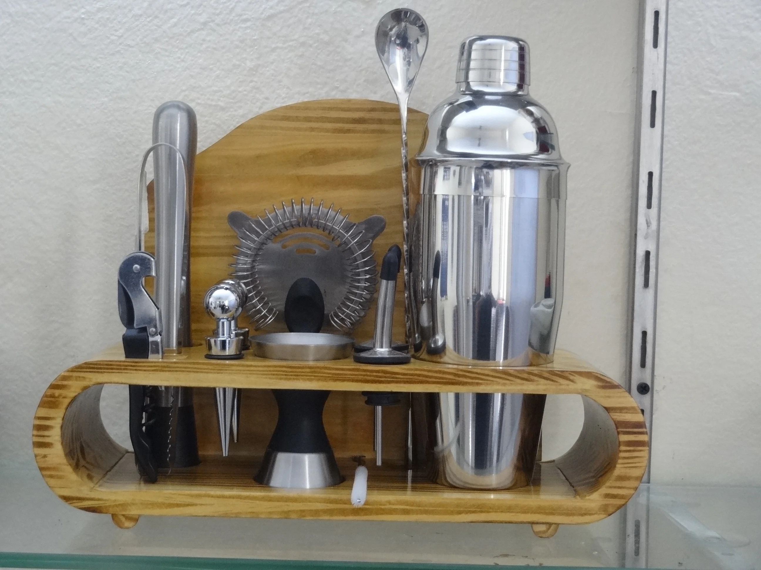 110 - 10-PIECE BAR SET COCKTAIL SHAKER SET WITH STYLISH WOODEN STAND