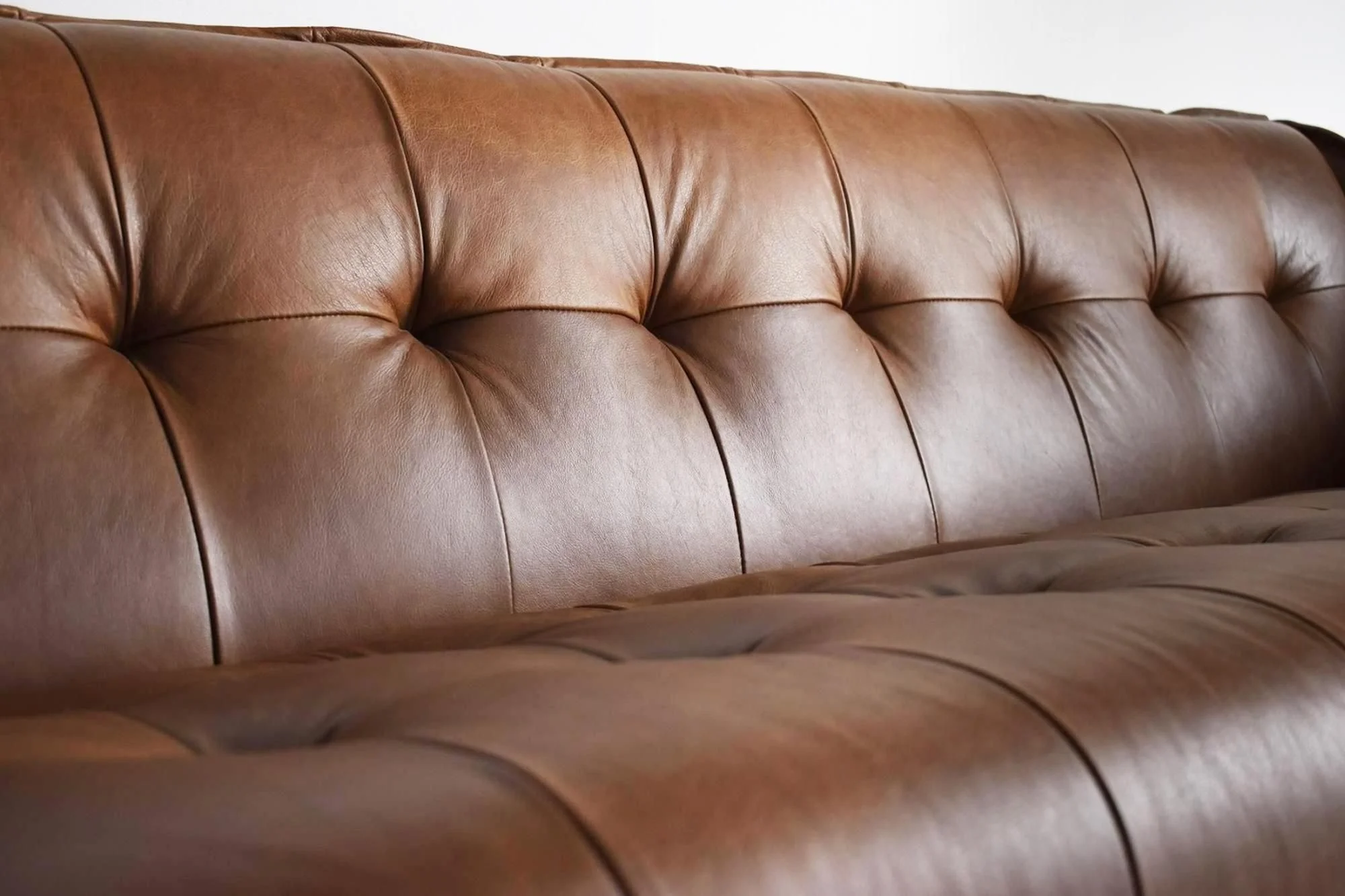 2022 NEW LATEST MODERN DESIGN PURE LEATHER AND WOOD CHESTERFIELD-LIKE STATIONARY SOFA WITH BUTTON TUFTING