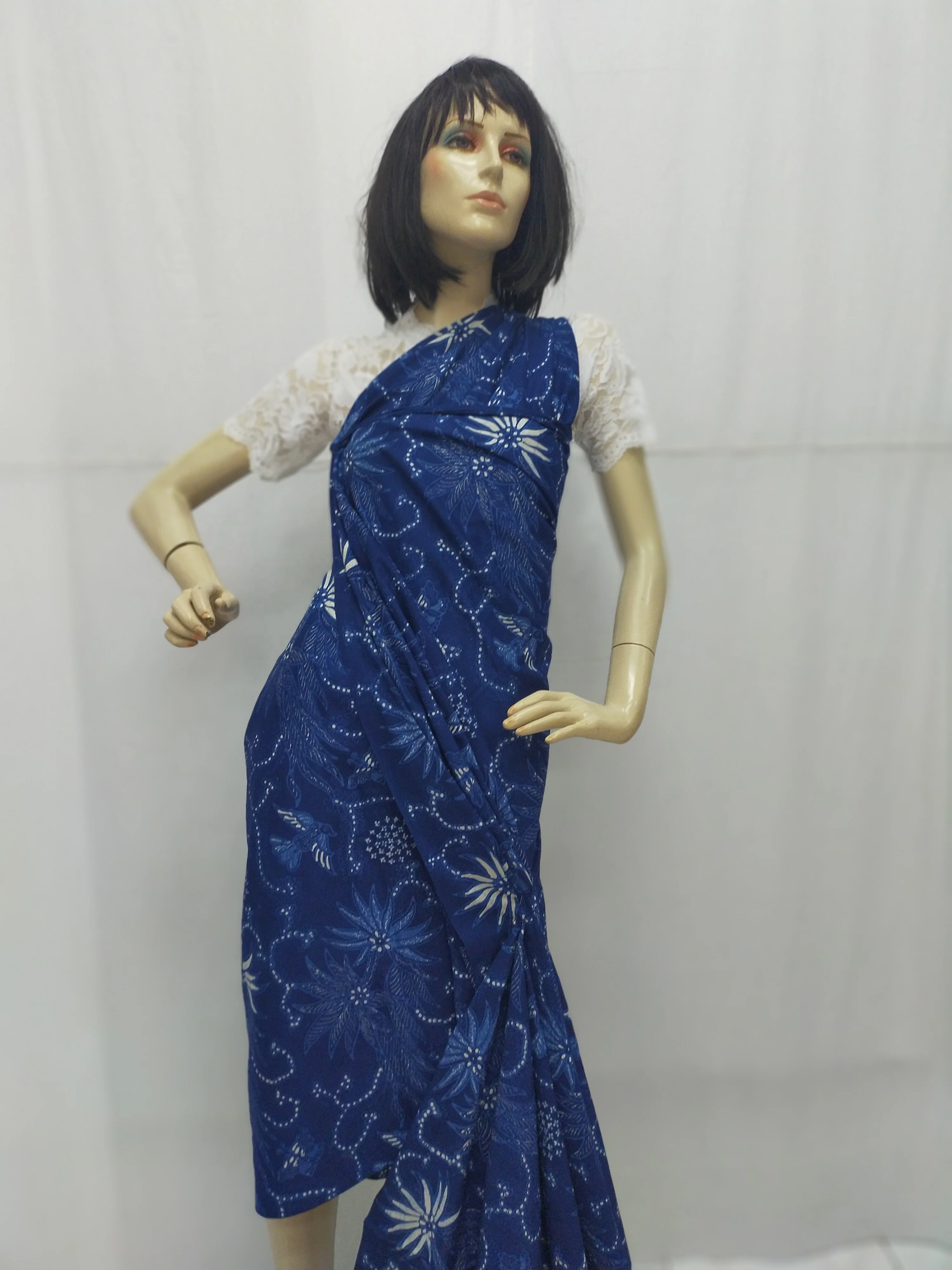  Ткань хлопчатобумажная Legong Batik с голубыми птицами и цветами размер 44x160 из Индонезии