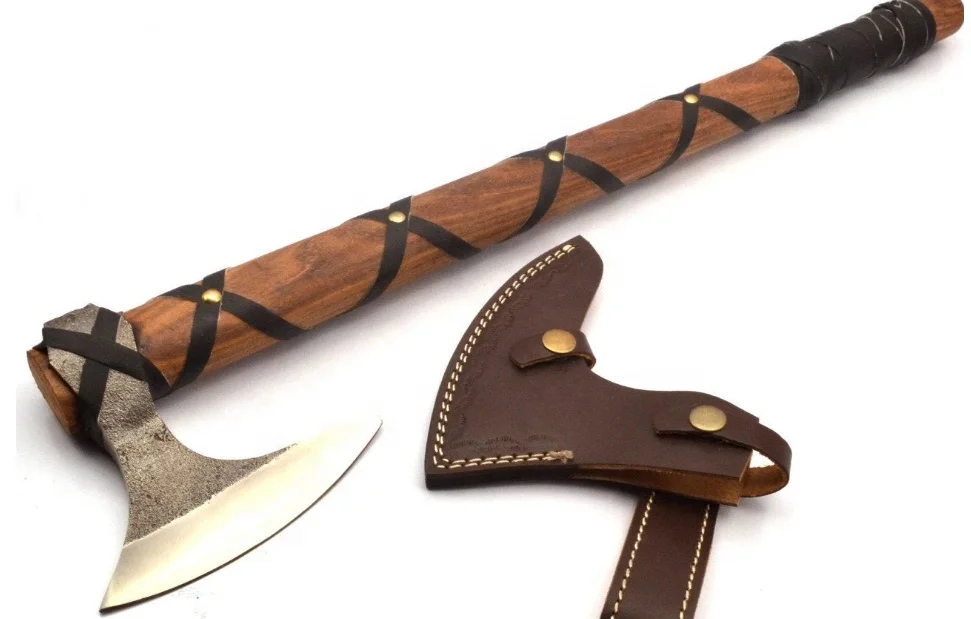 Красивый стальной топор Tomahawk ручной работы на заказ боевой с острыми краями и розовым деревом кожаным футляром