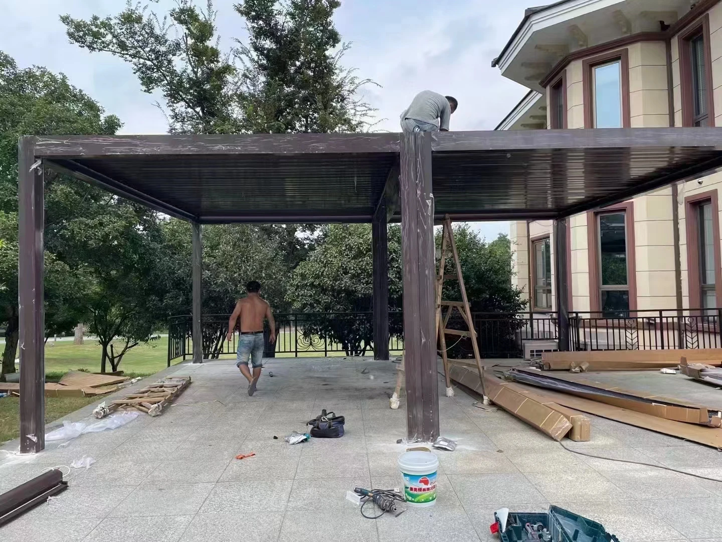 Modern outdoor aluminum louvered pergola automatic weather resistant roof pergola with LED/fan/wind sensor/heater/roller blinds