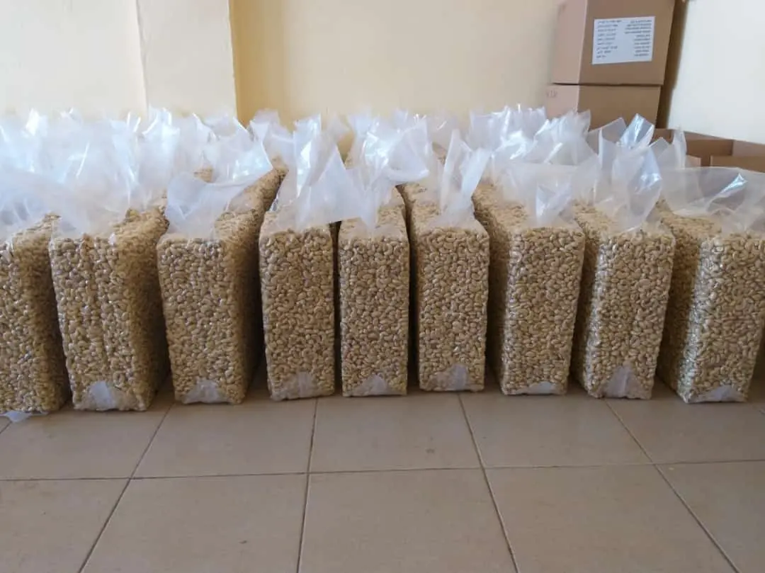 Vietnam processed cashew dried nuts W320 Price Wholesale Packing in Vacuum Bag cashew bag 10 kg