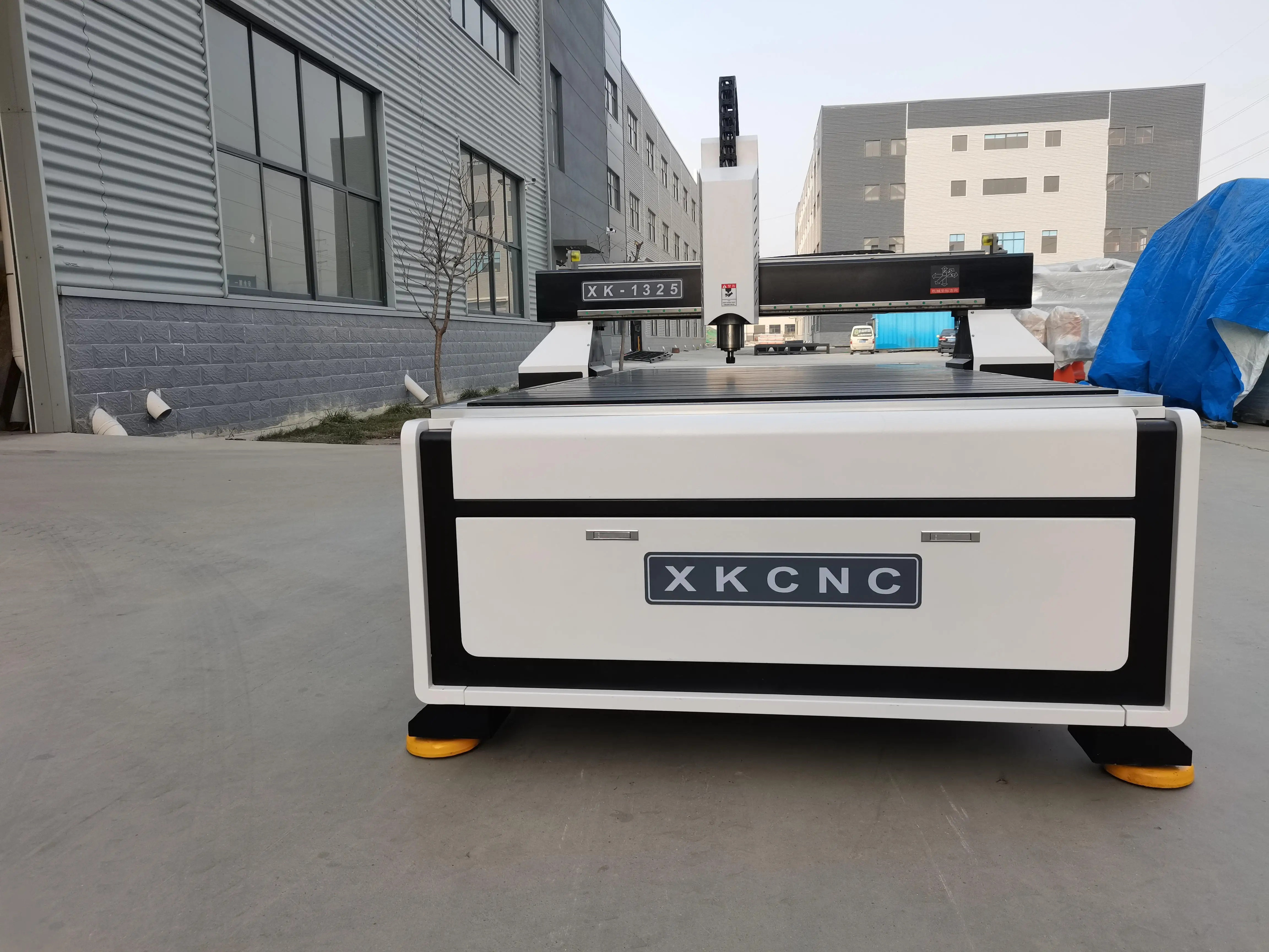 Xunke aluminum  working base mable carving 12 straight tools changer 1325 spindle motor cnc router machine