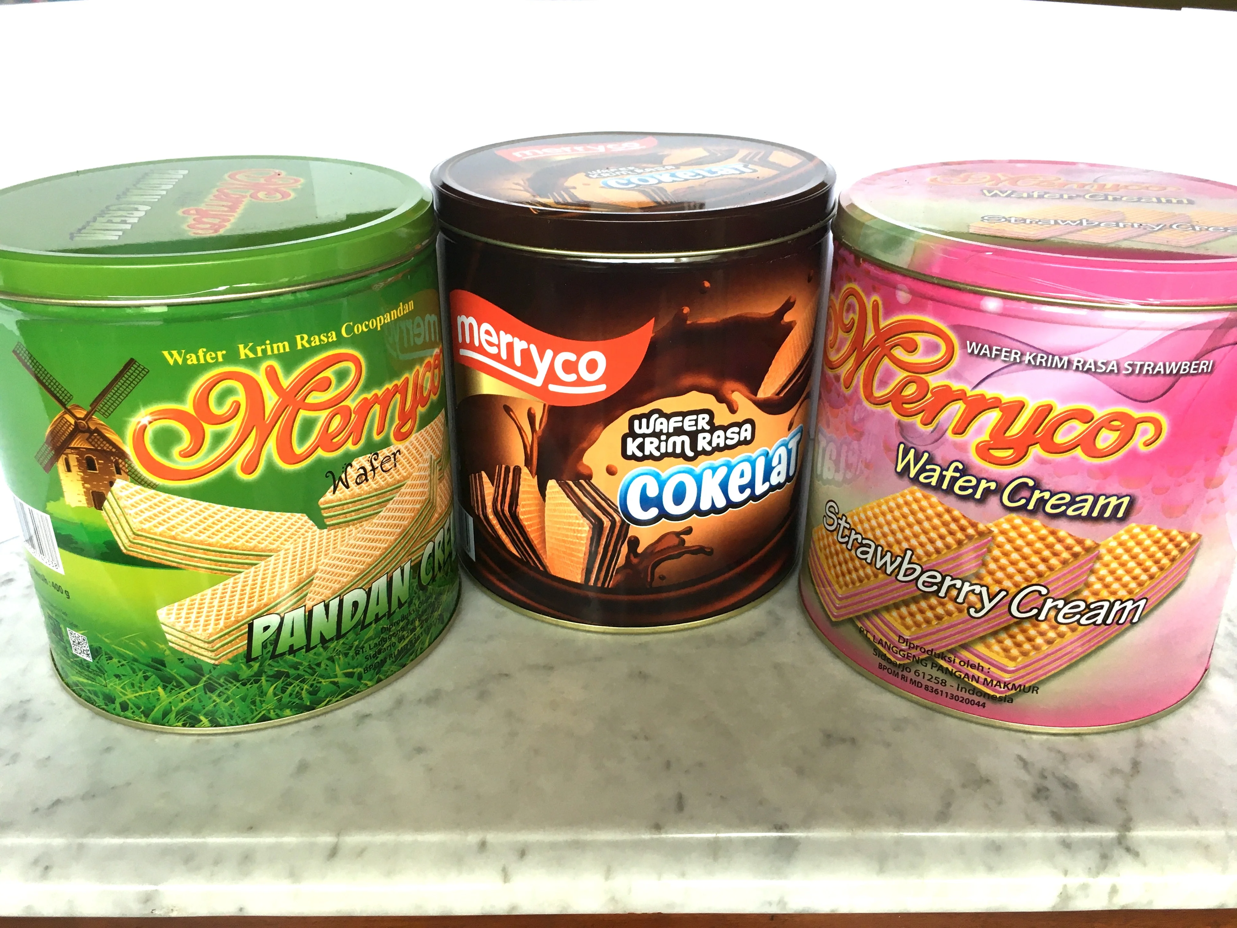 Hot sell Indonesia wafer Biscuits Chocolate, Strawberry Tinned Bucket Festive Chinese New Year ( 6 pcs x 350gr )