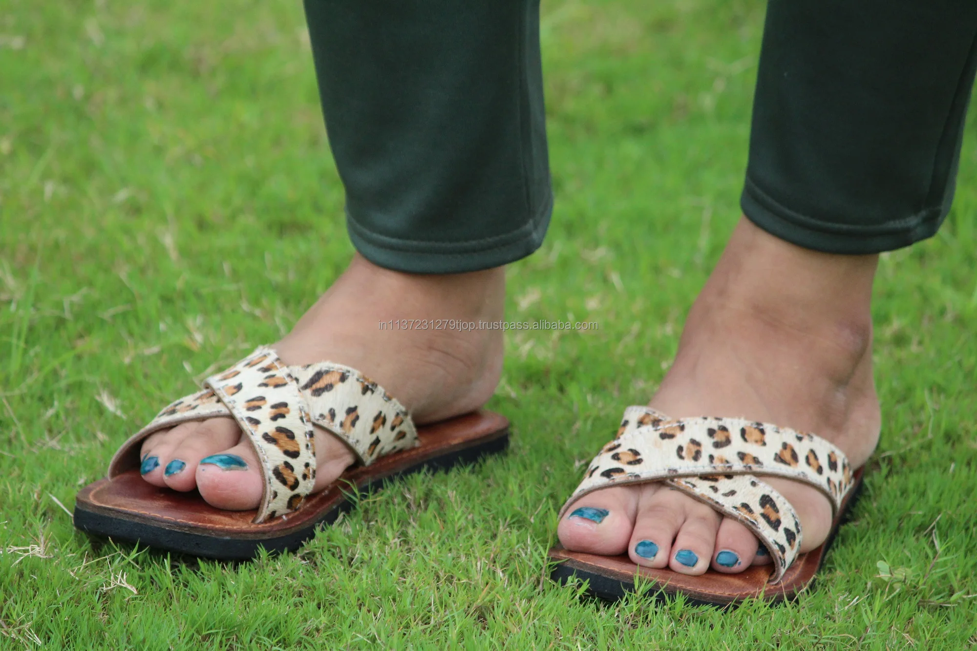 Fashionable Leather Slipper  Animal Print Flat Slipper Women Stylish Slip On Leather Slipper