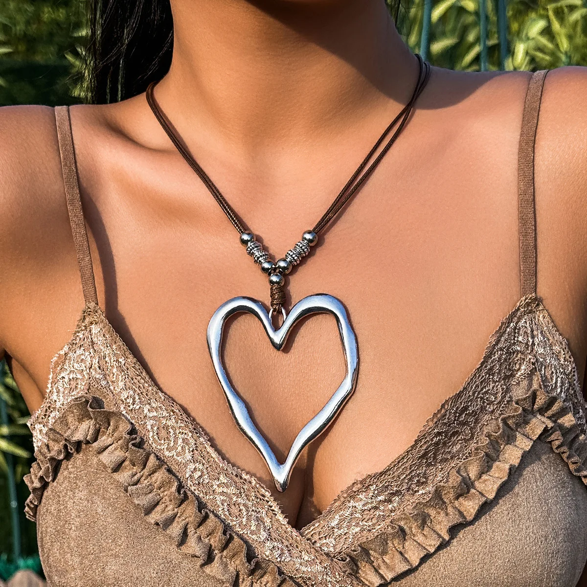 Bestone Hot-Selling Female Metal Choker Necklace with Velvet Collar Pendant Trendy Big Heart Design for Party Wedding or Gift