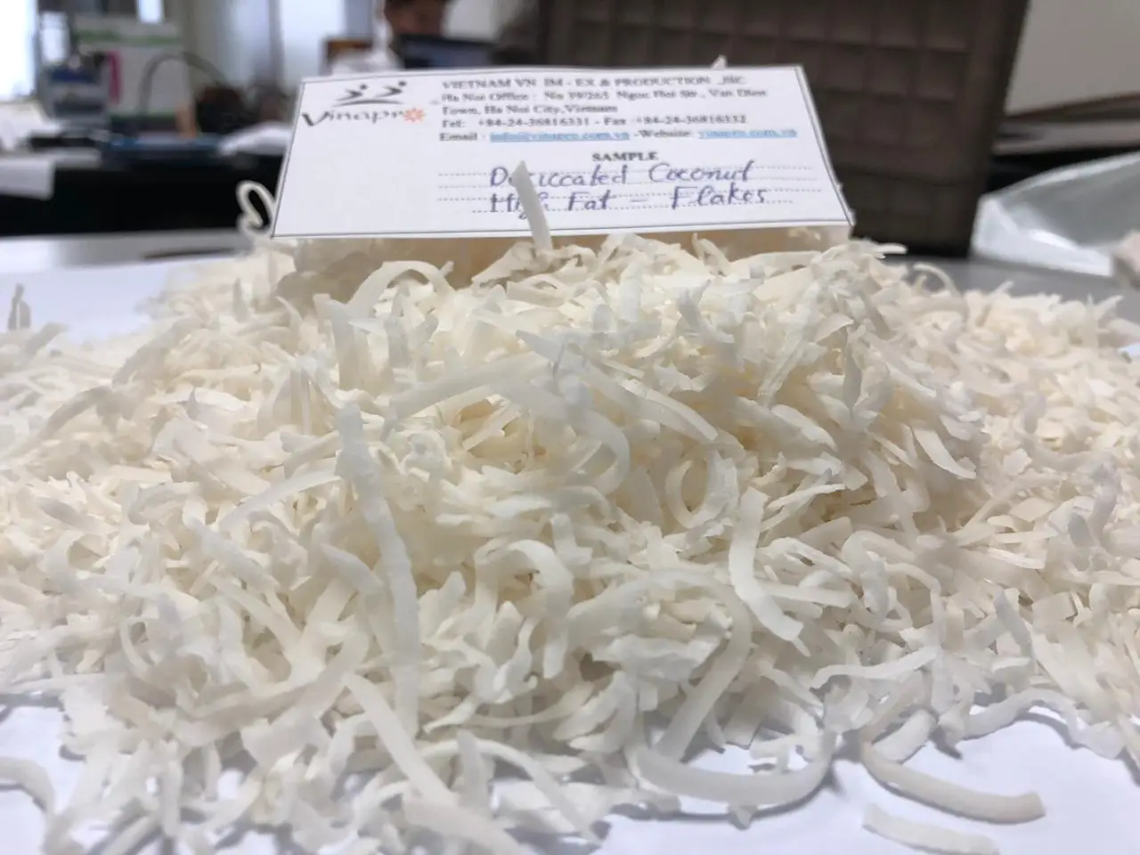 Вьетнамские сушеные кокосовые чипсы с высоким содержанием жира фабричные 100% чистые натуральные заводские оптовые цены
