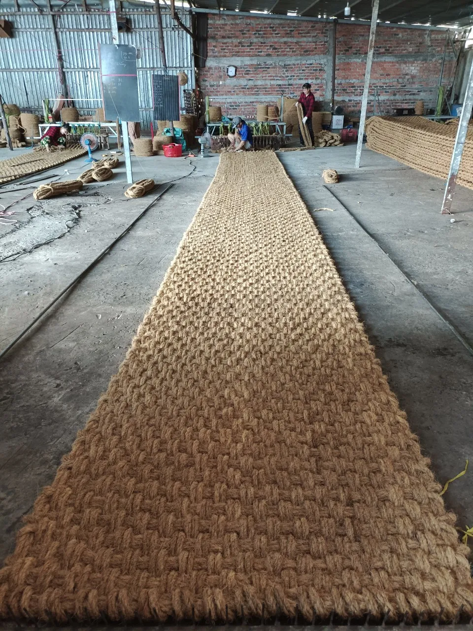 New Arrival 2023 Best quality Coconut plain coir mat from Vietnam for outdoor paving Size 1.0*10m , thickness 35mm 100% natural