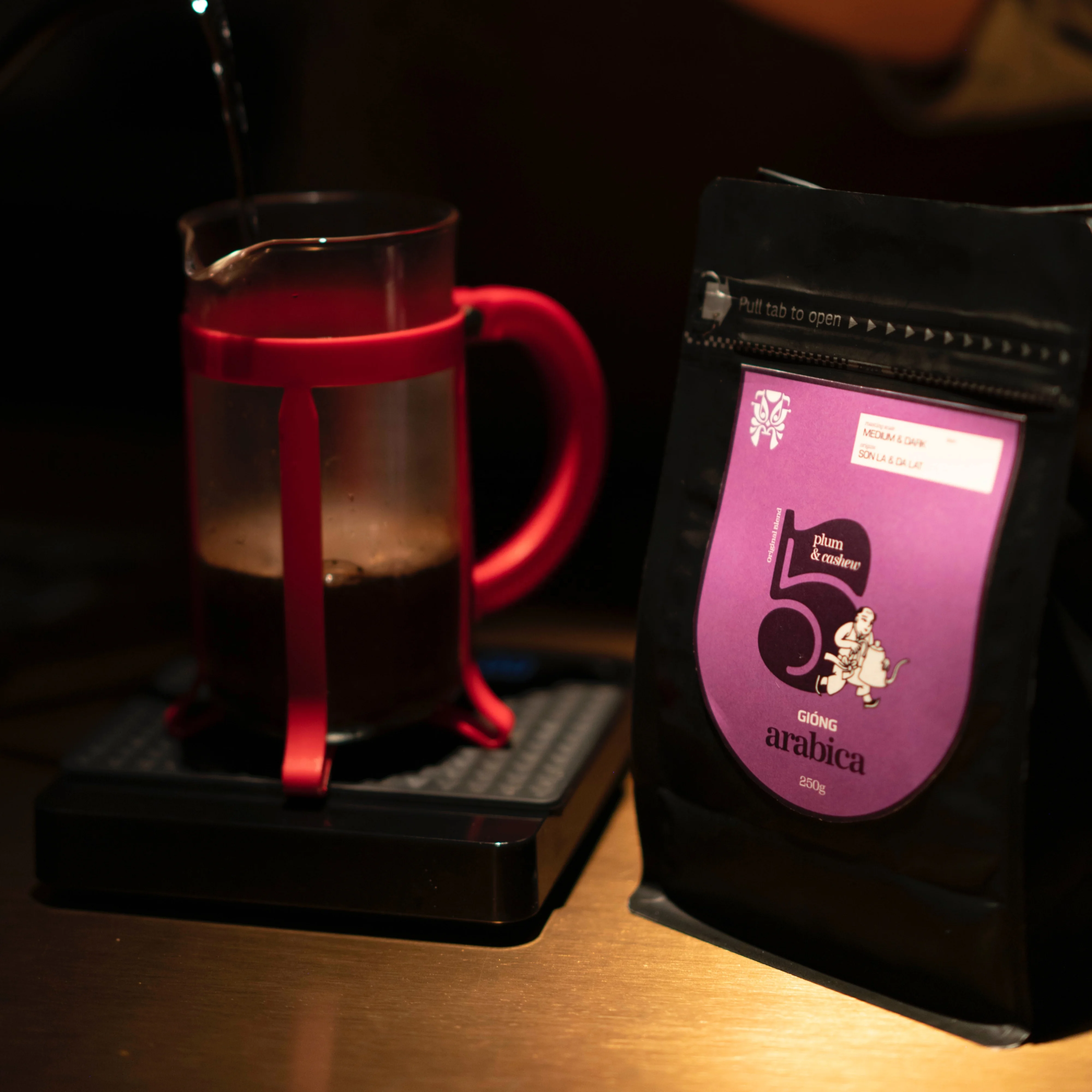 100% arabica coffee with Plum & Cashew flavour notes Giong Arabica 5 THE FESTIVE COFFEE Medium & Dark roast in whole beans