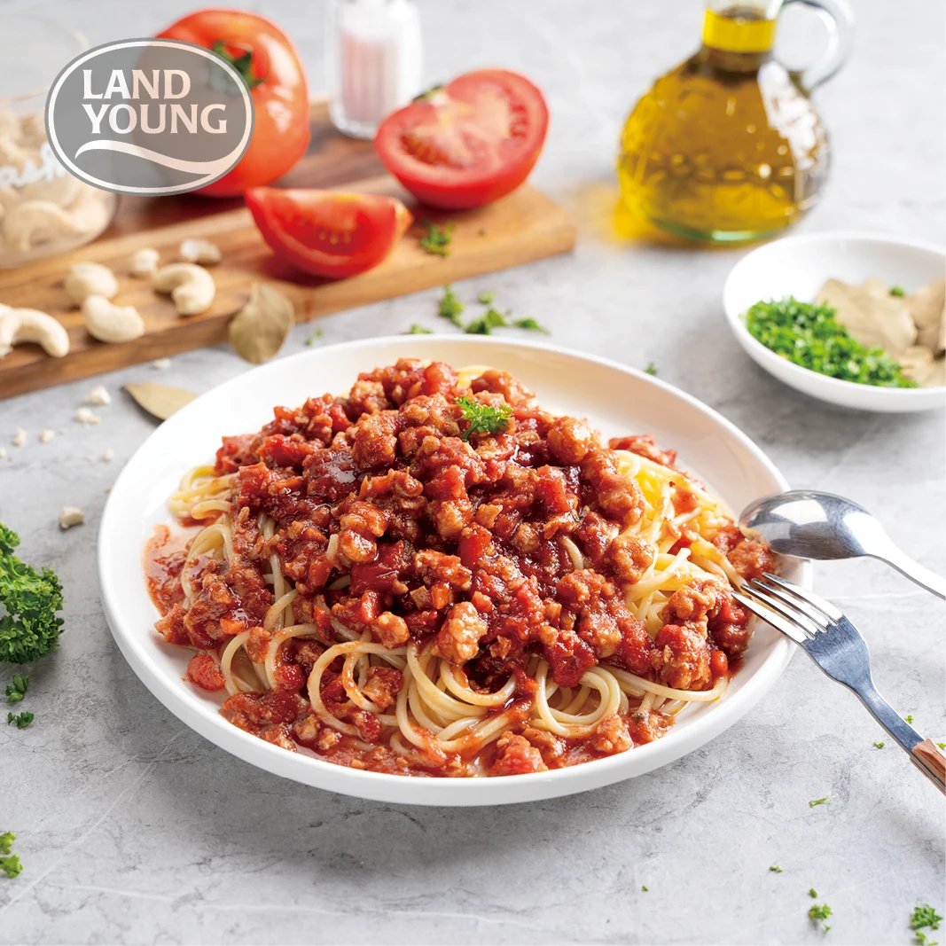 instant food spaghetti Bolognese Flavor pasta with tomato sauce plant-based meat