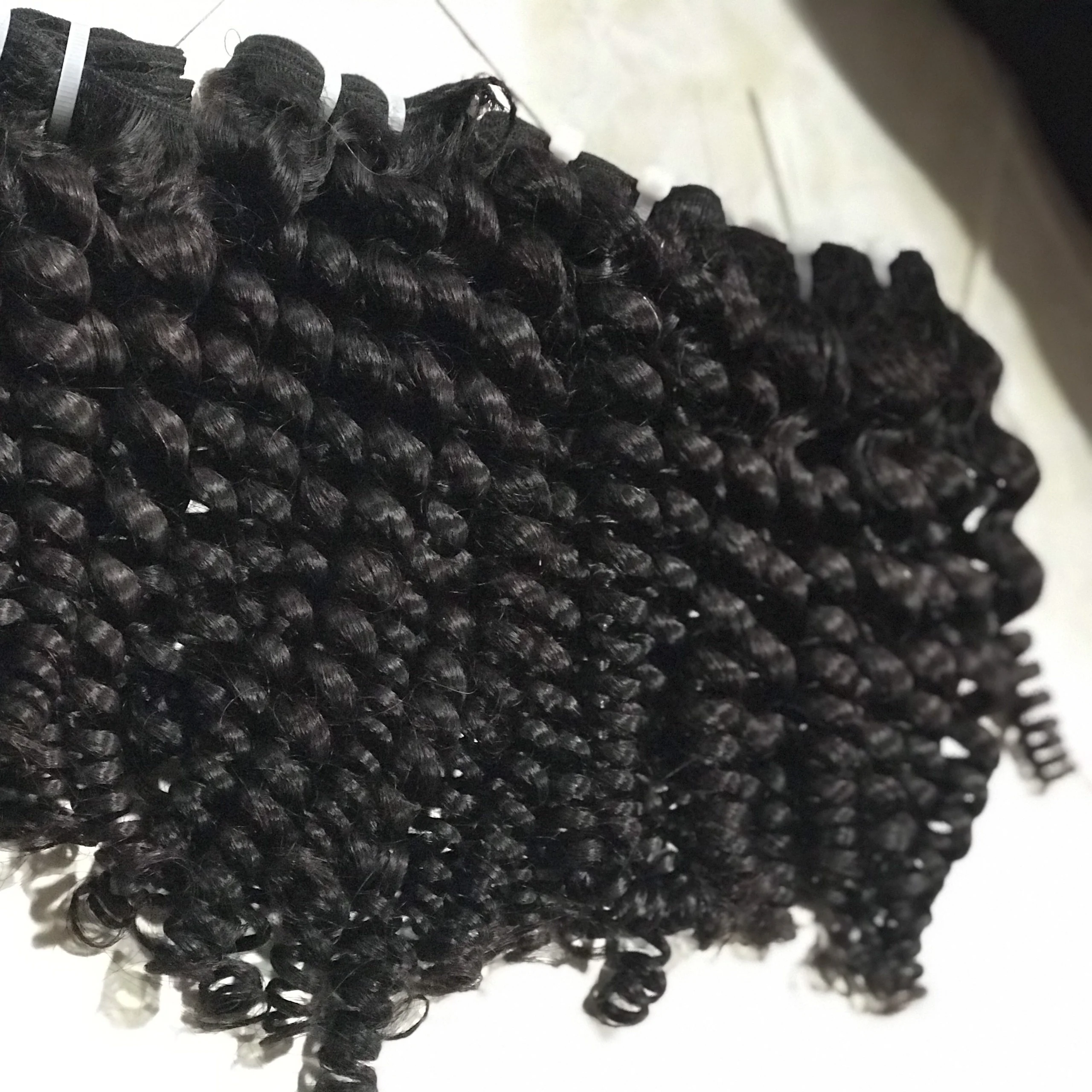 Дешевая оптовая цена 100% человеческие вьетнамские вьющиеся волосы, высокое качество быстрая доставка натуральные, вьющиеся человеческие волосы, пучки волос