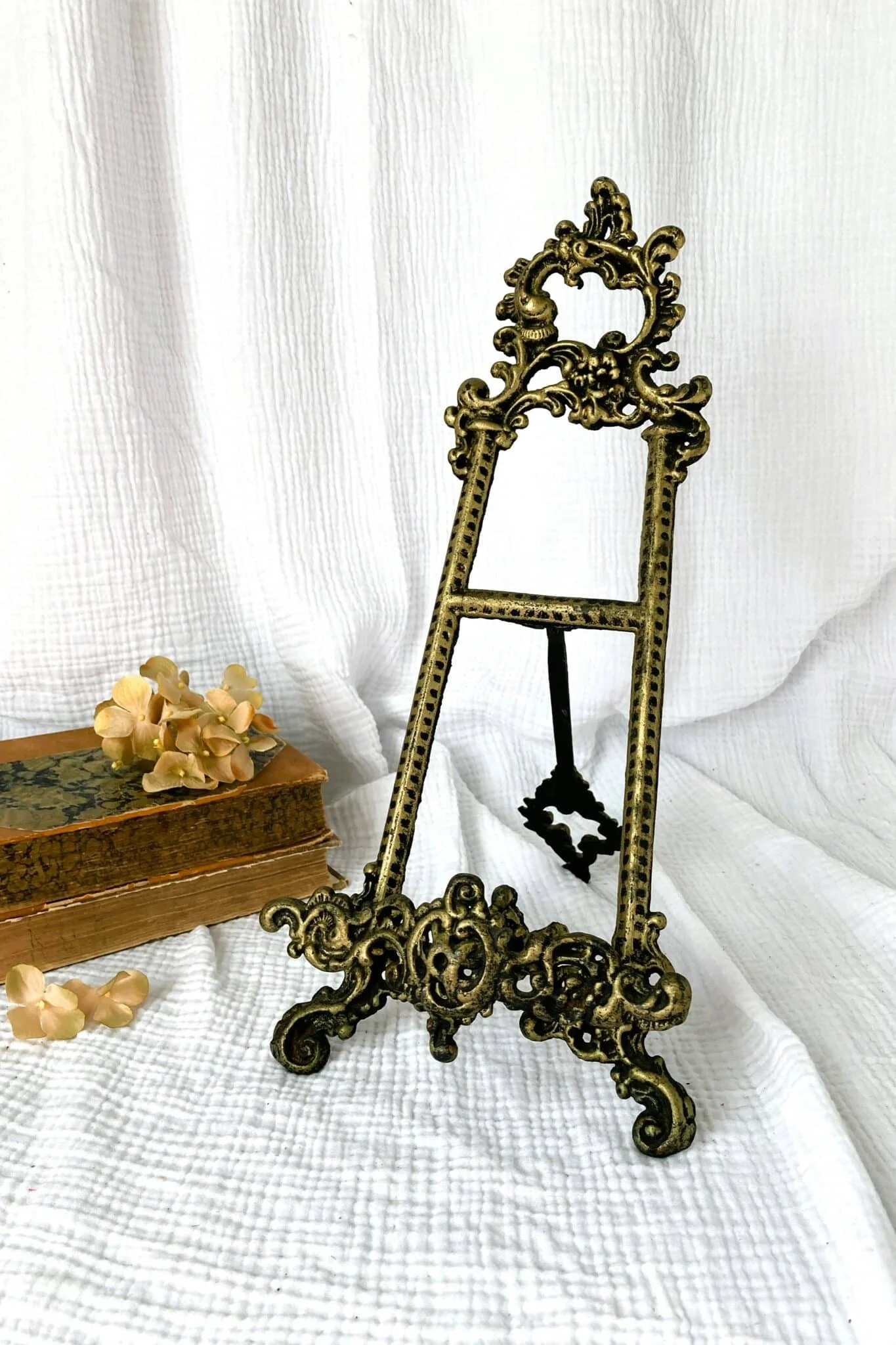 Customized Embossed Brass Antique and Vintage Design Luxury Easel Stand Hot Selling and High Quality Photo Painting and Book