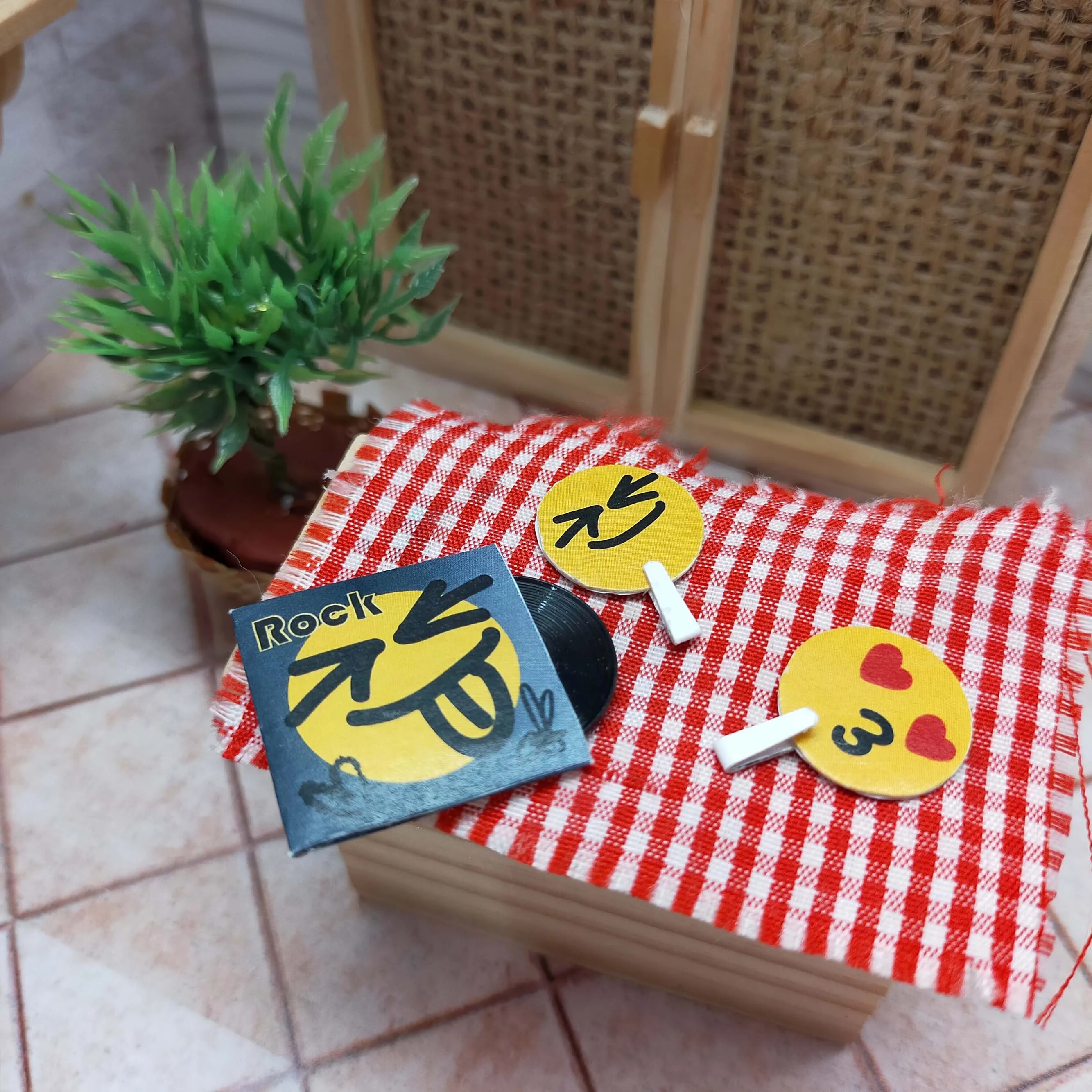 Miniature Scale 1:12 Vinyl Record and Wooden Cabinet Homey Decorations for Dollhouse Furniture Toys