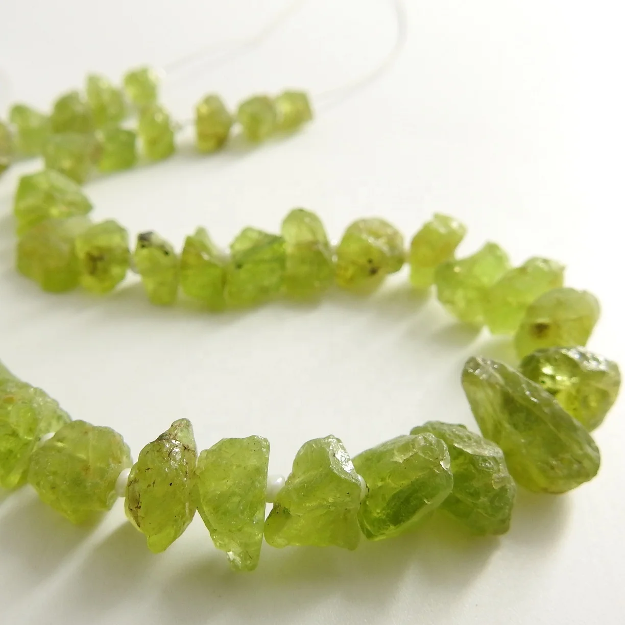 Натуральный Необработанный чип из бусин Peridot необработанный незакрепленный камень для изготовления ювелирных изделий оптовые поставки новое поступление