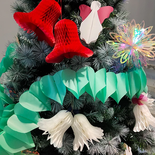 Heart shape of paper garland for wedding arch decoration