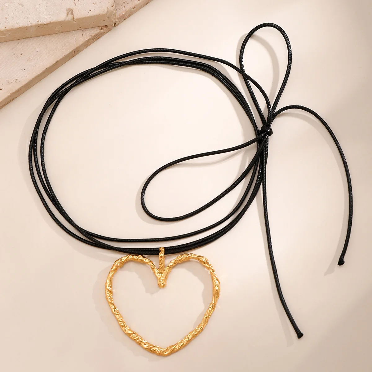 Bestone Hot-Selling Female Metal Choker Necklace with Velvet Collar Pendant Trendy Big Heart Design for Party Wedding or Gift