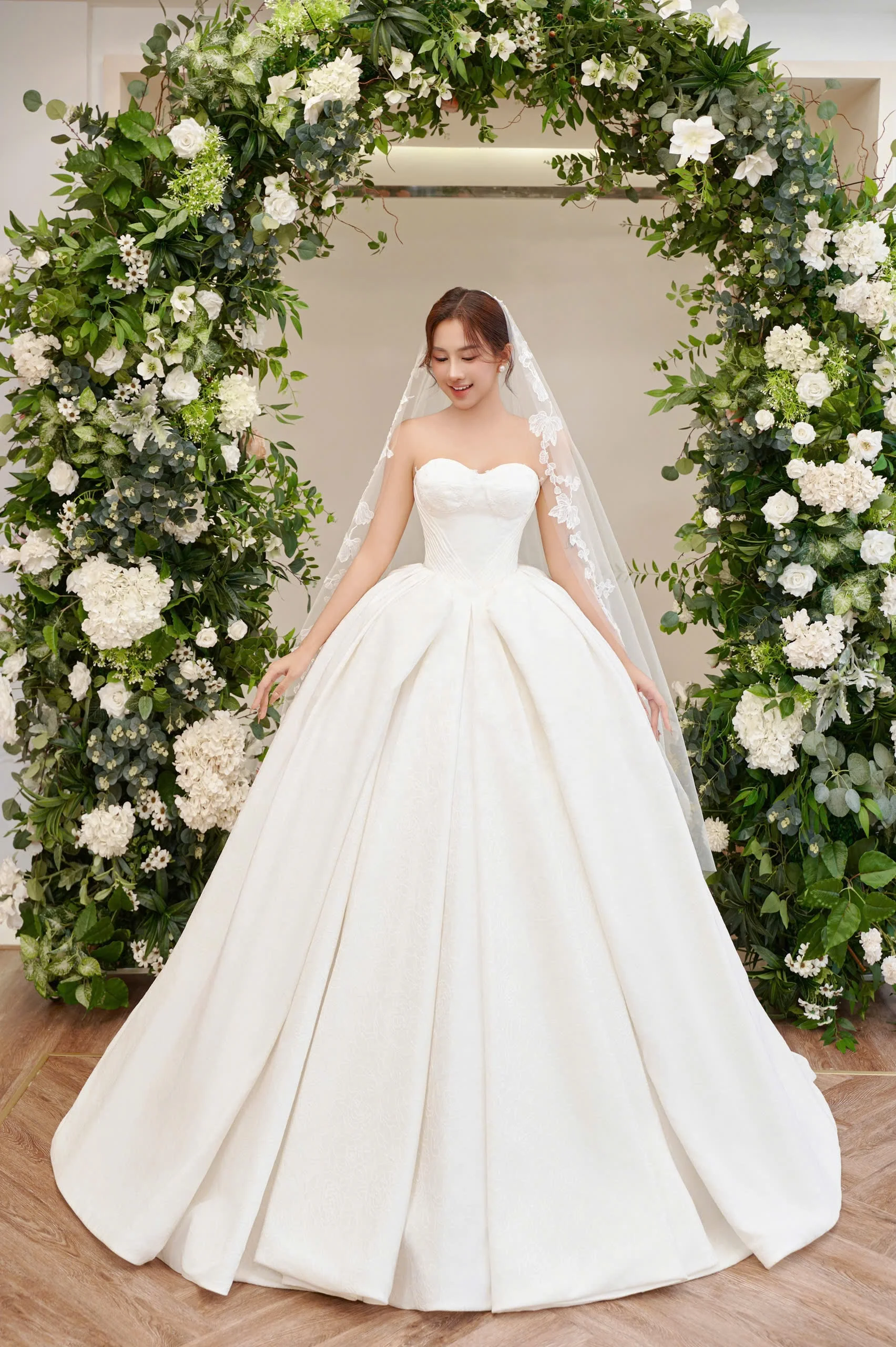 OEM High Quality Satin Wedding Dress Luxury Princess Ball Gown with Lace Decoration for Parties New Collection TNBP No. 03
