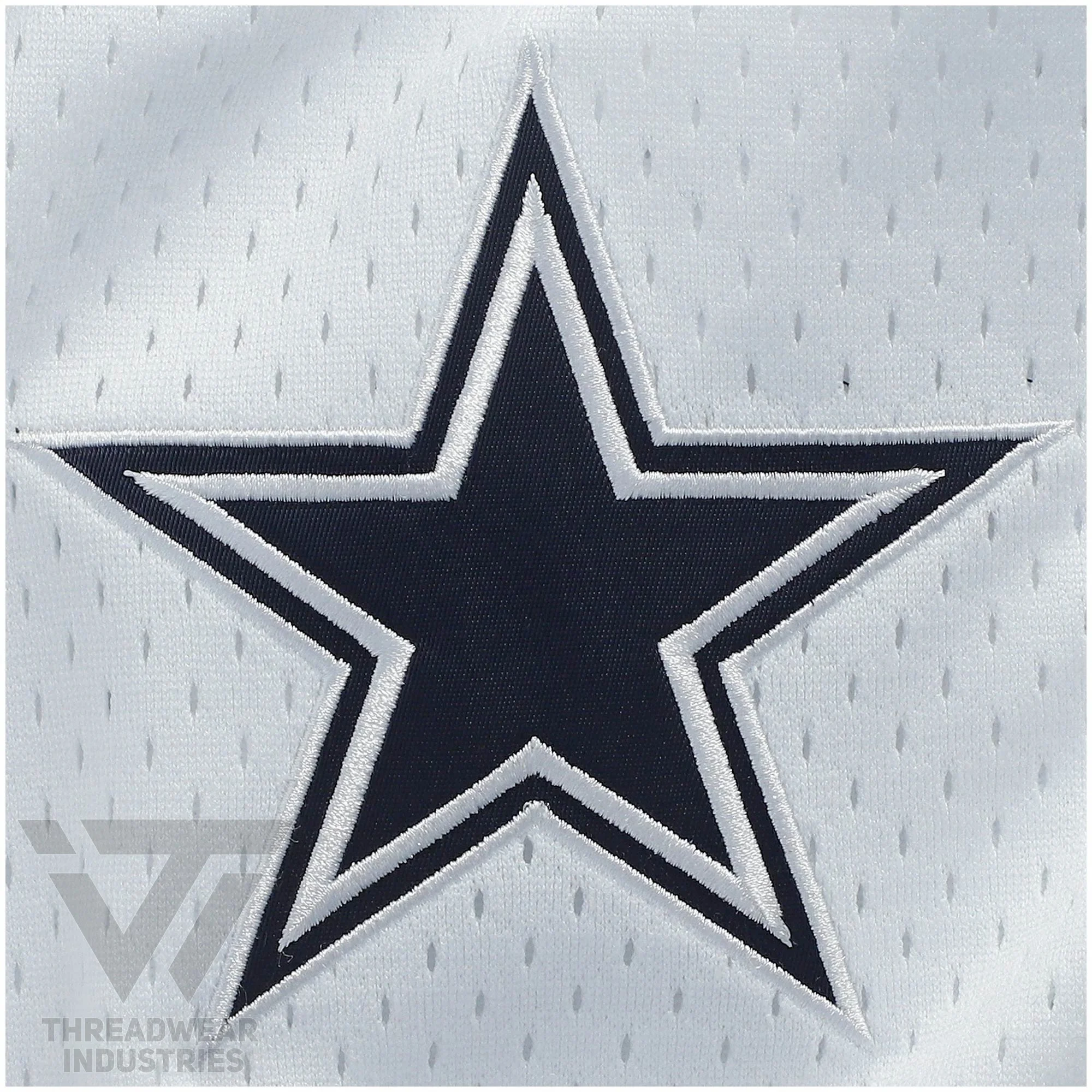 Футболка с V-образным вырезом и вышивкой