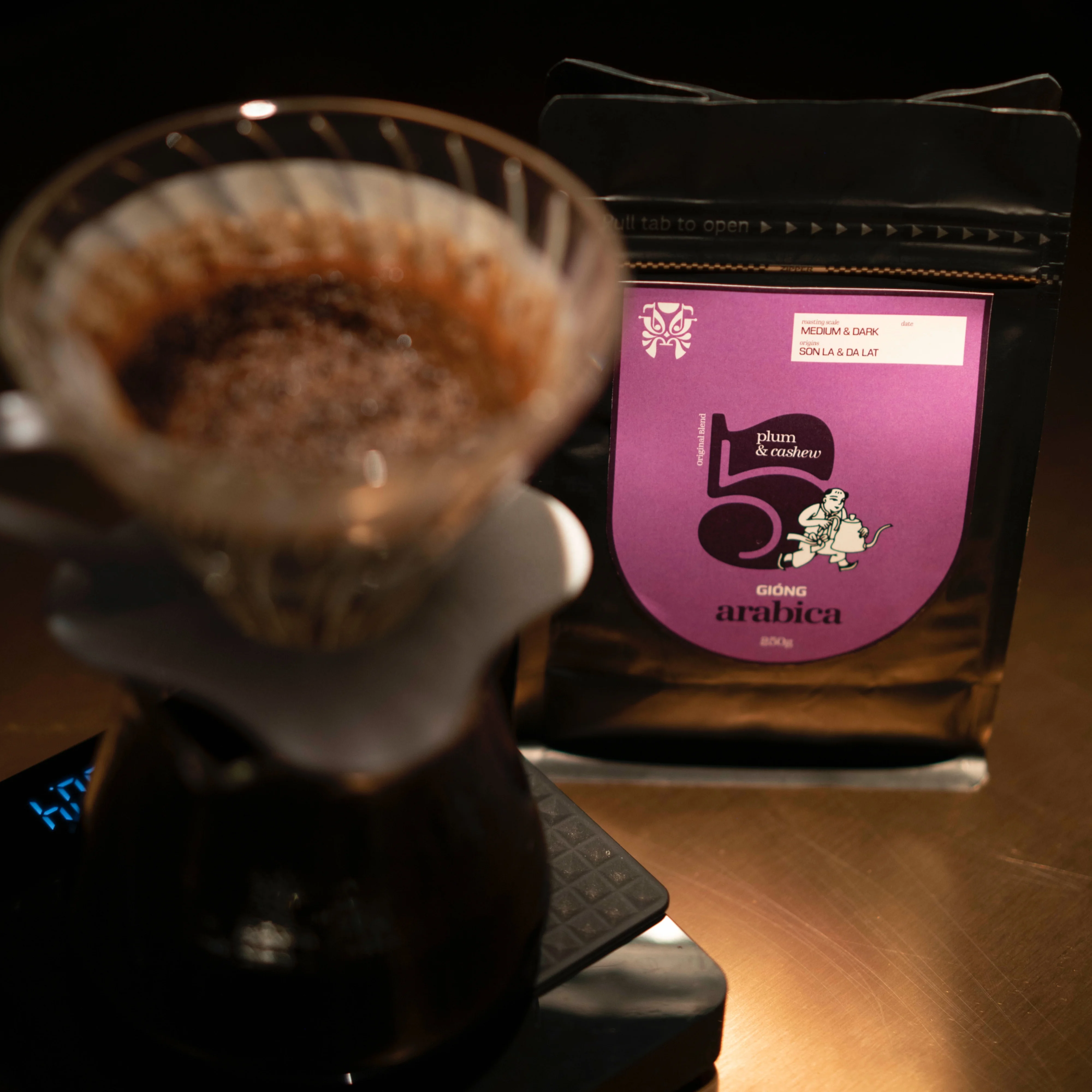 100% arabica coffee with Plum & Cashew flavour notes Giong Arabica 5 THE FESTIVE COFFEE Medium & Dark roast in whole beans