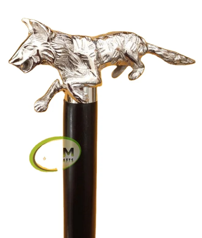 Деревянная трость с красивой латунной ручкой