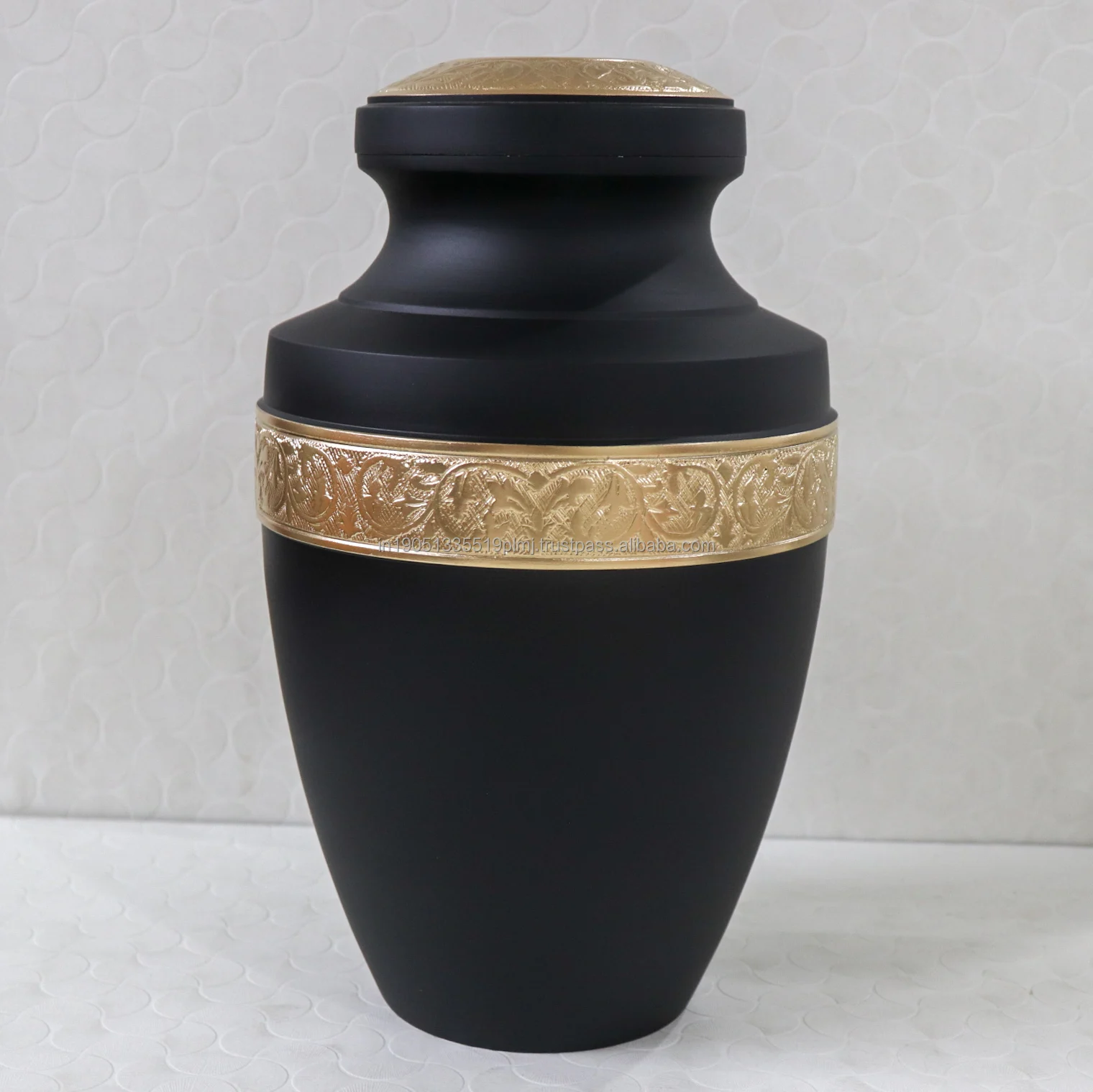 Wholesale Handmade Aluminum Cremation Urn Engraved High Quality Black And Gold Handicraft Best Quality Cremation Urn for Ashes