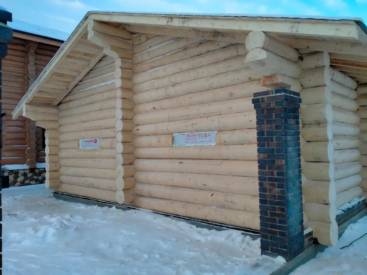 Custom-built Natural Wooden Log Garage 100 m2 with Canopy and Windows Natural Solid Wood Garage Kit for Building