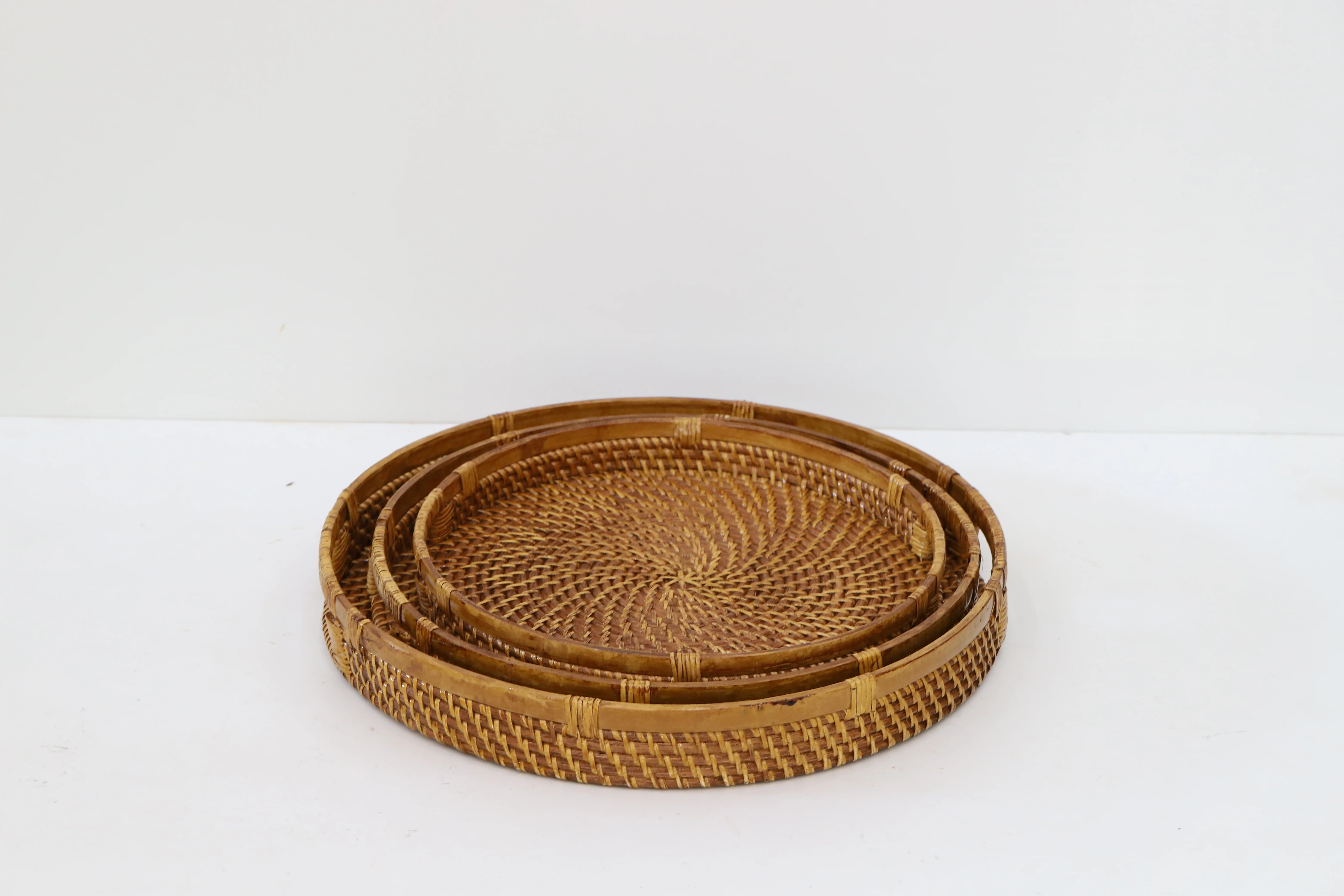 Rustic Hand Woven Round Rattan Storage Basket Serving Tray with Leather Handle for Home Decors