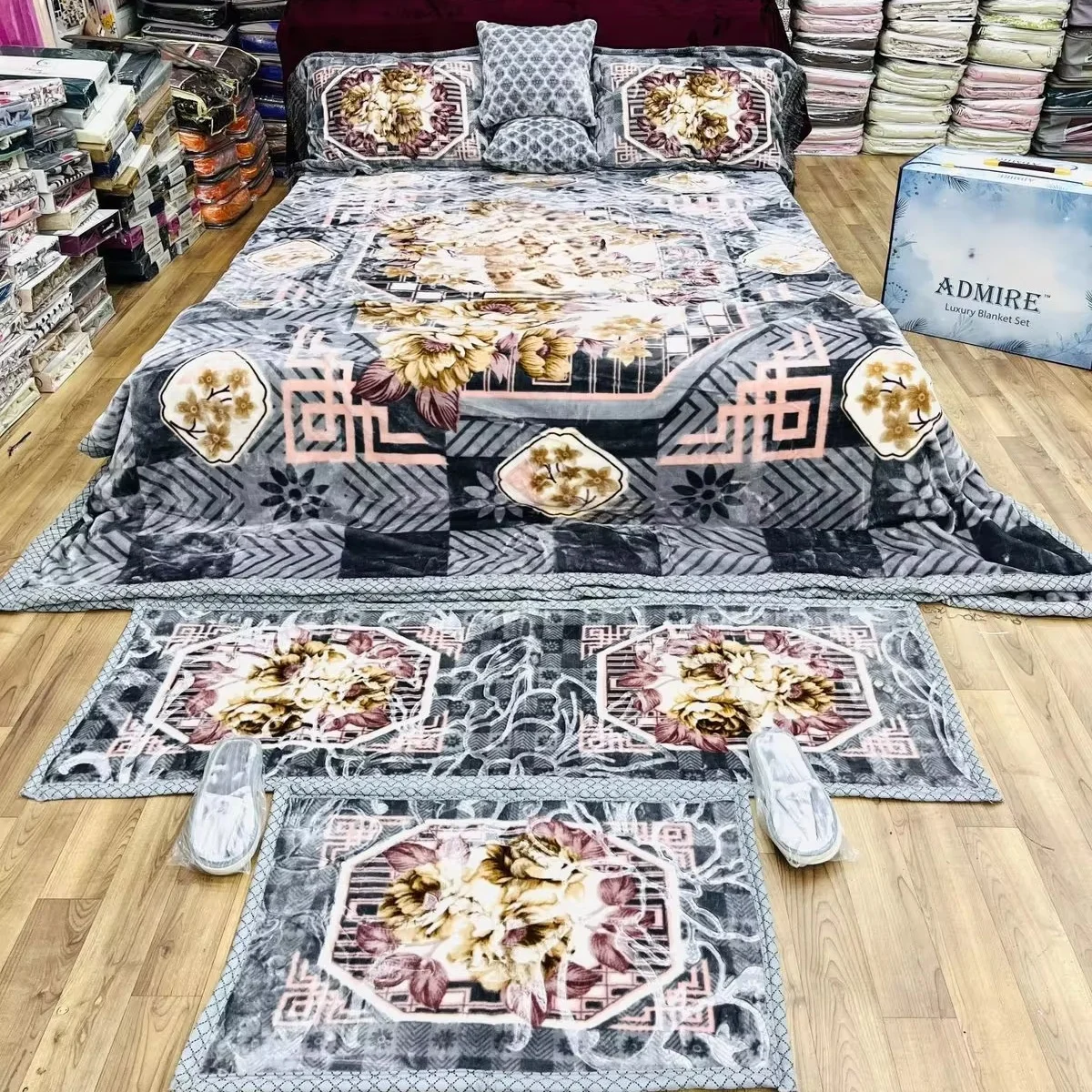 Comfortable 10-Piece Wedding Set with blanket and Printed Pure Velvet Blanket Winter Wool Filled-at SE