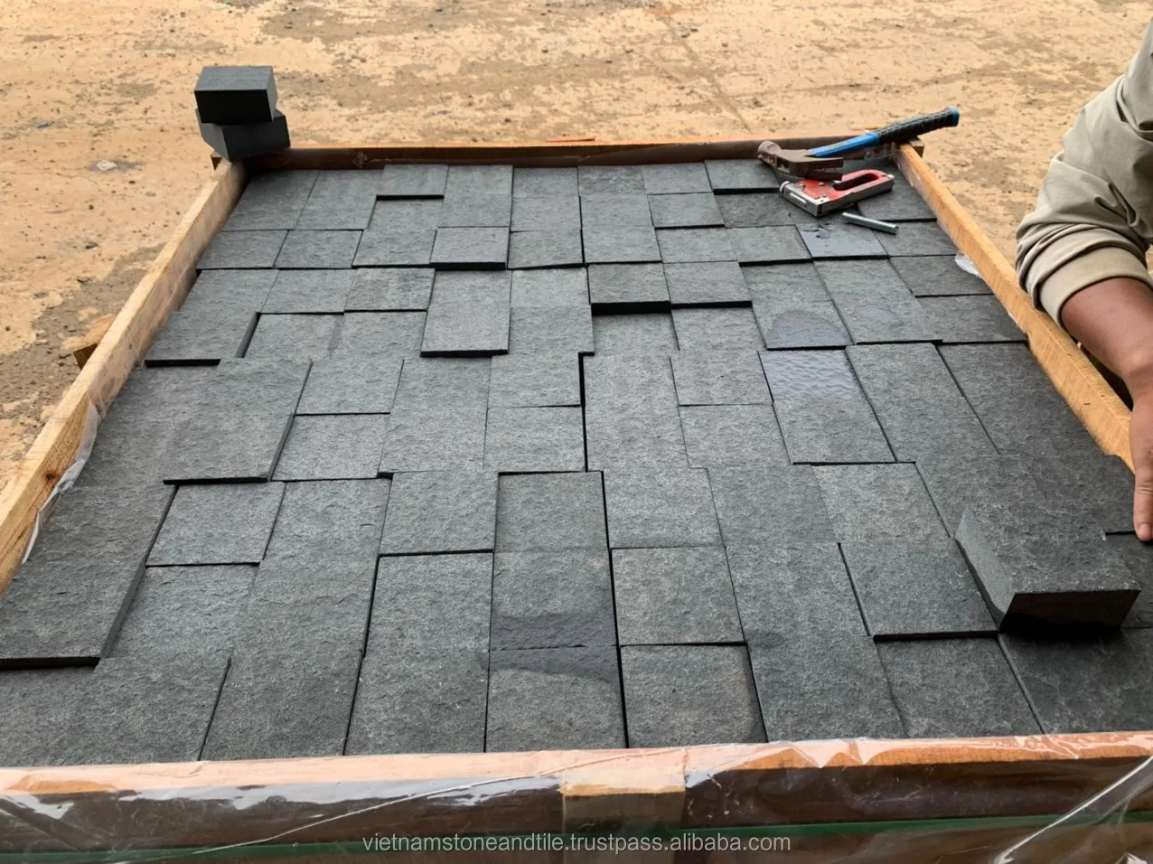 Vietnam Natural Driveway Paver Tumbled Cobble Paving Cube Stone Setts For Outdoor Paving Walkway Basalt Light Grey Curbstone