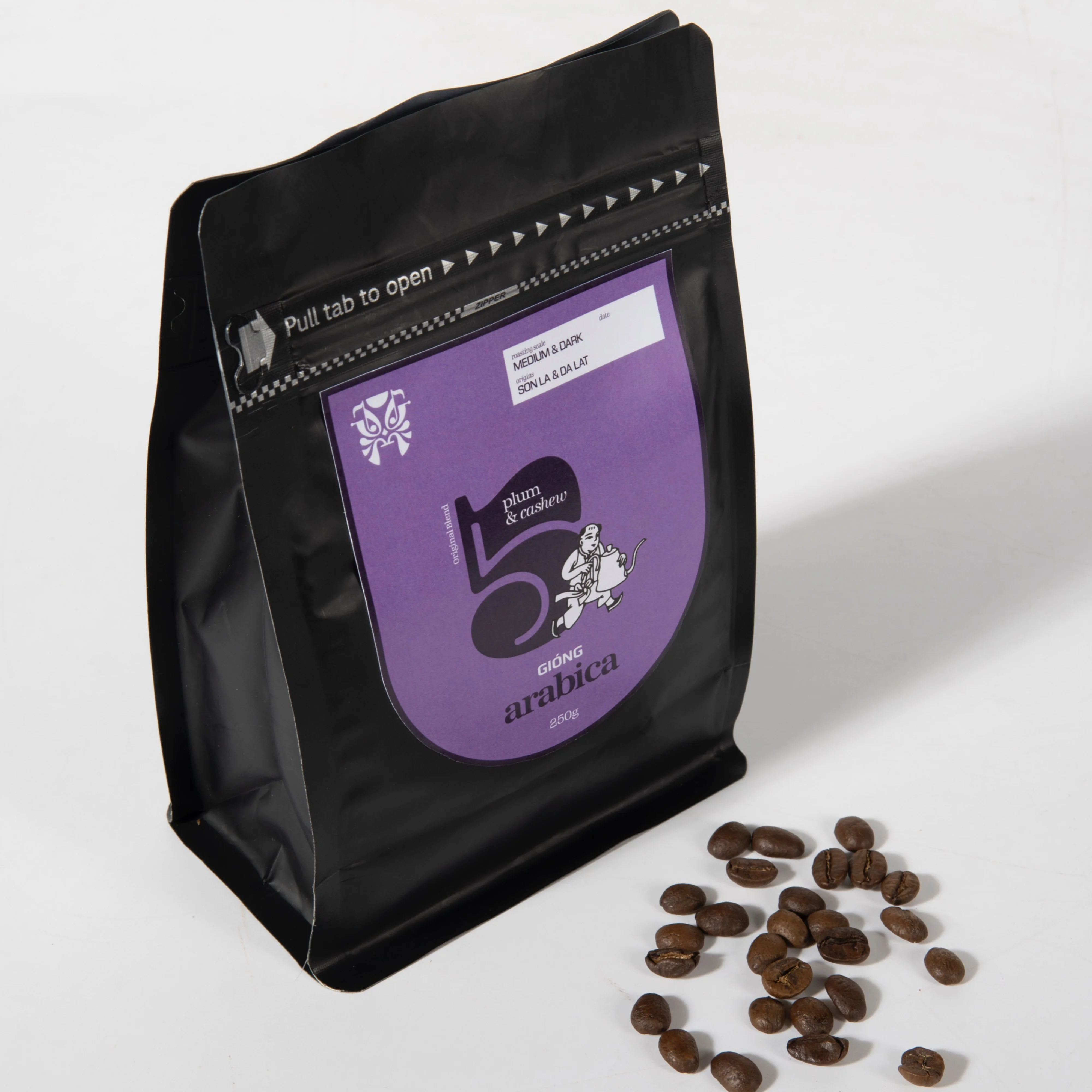 100% arabica coffee with Plum & Cashew flavour notes Giong Arabica 5 THE FESTIVE COFFEE Medium & Dark roast in whole beans